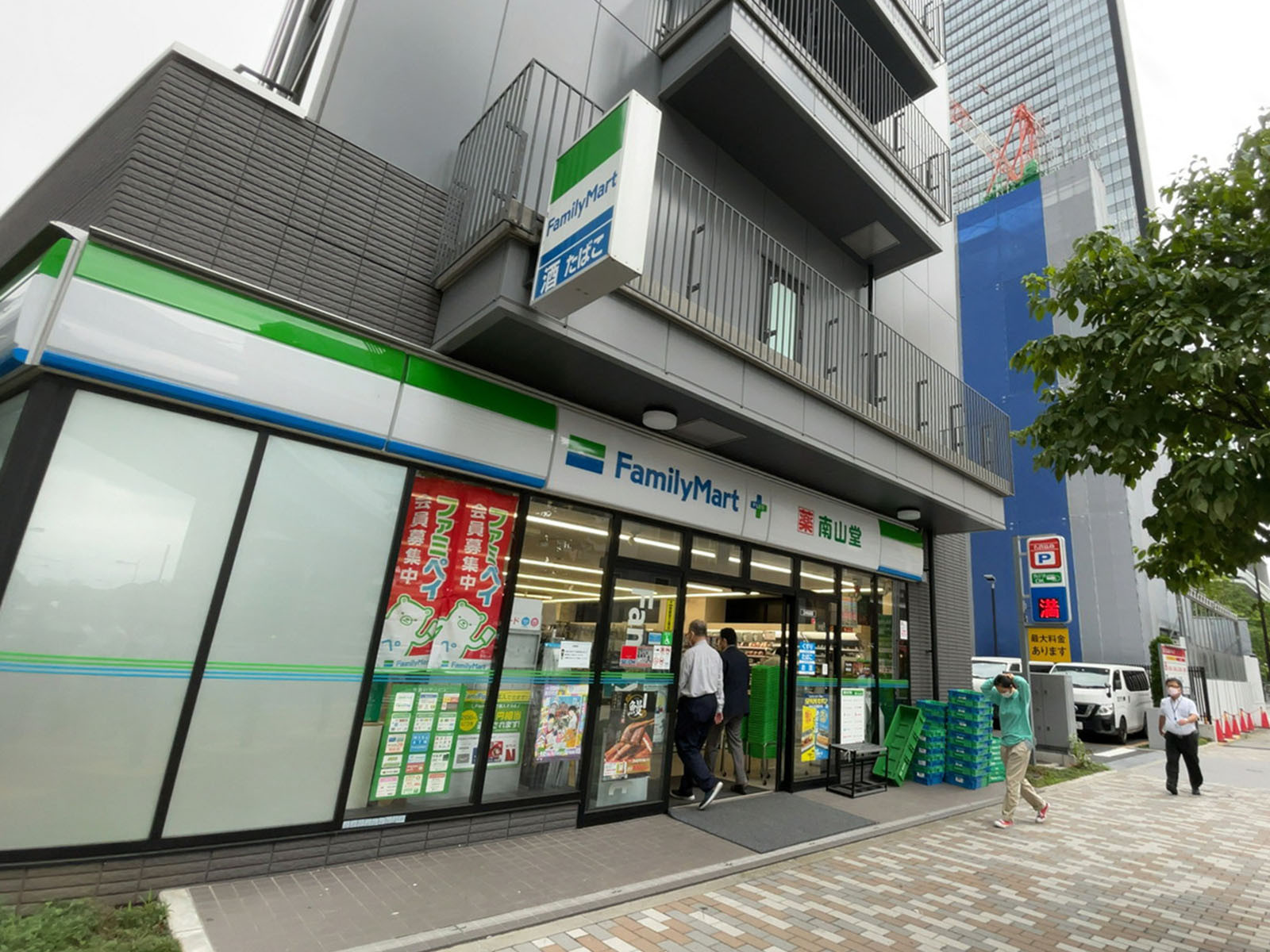 徒歩2分のファミリーマート