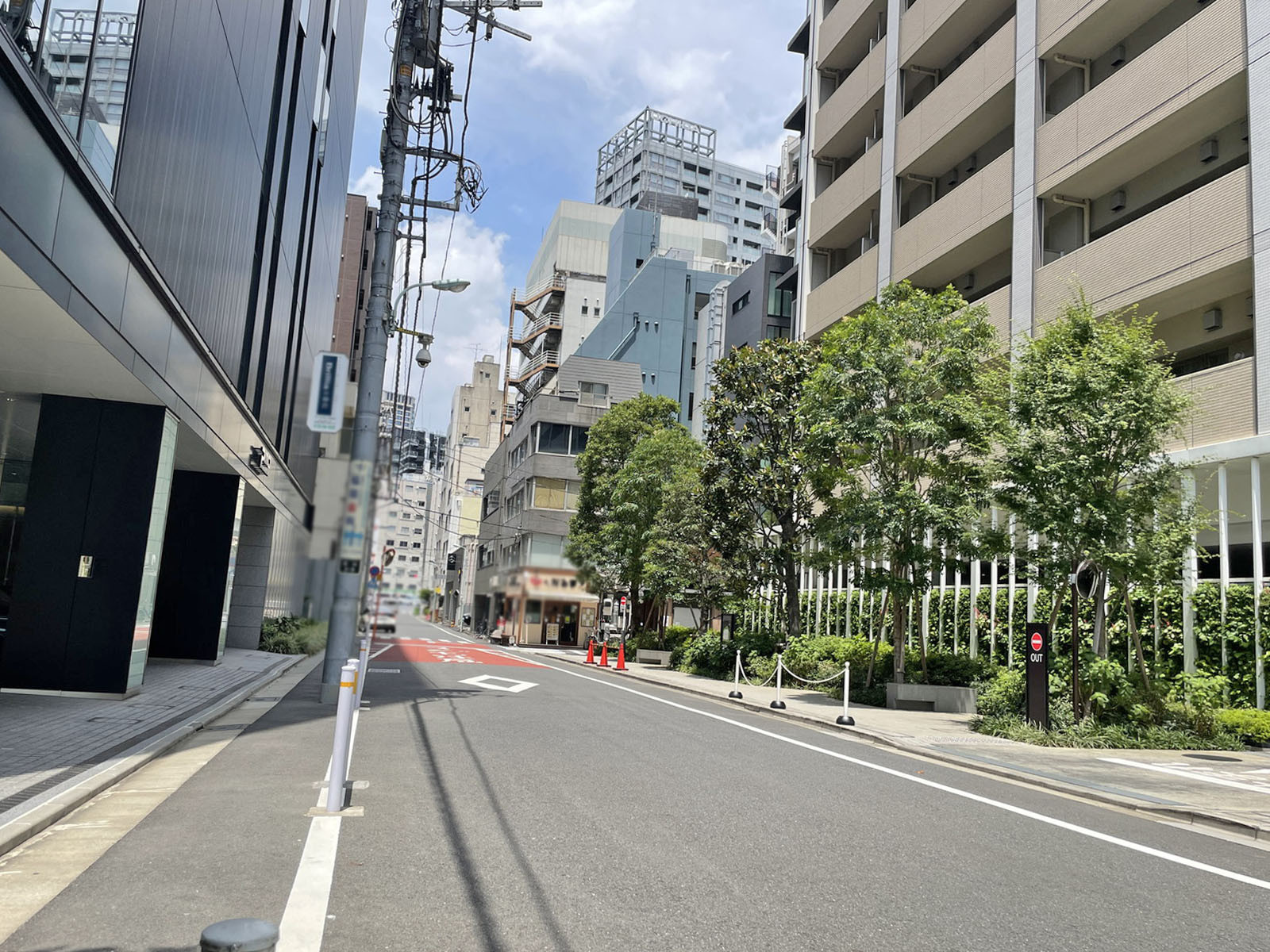 PMO八丁堀新川の前面道路