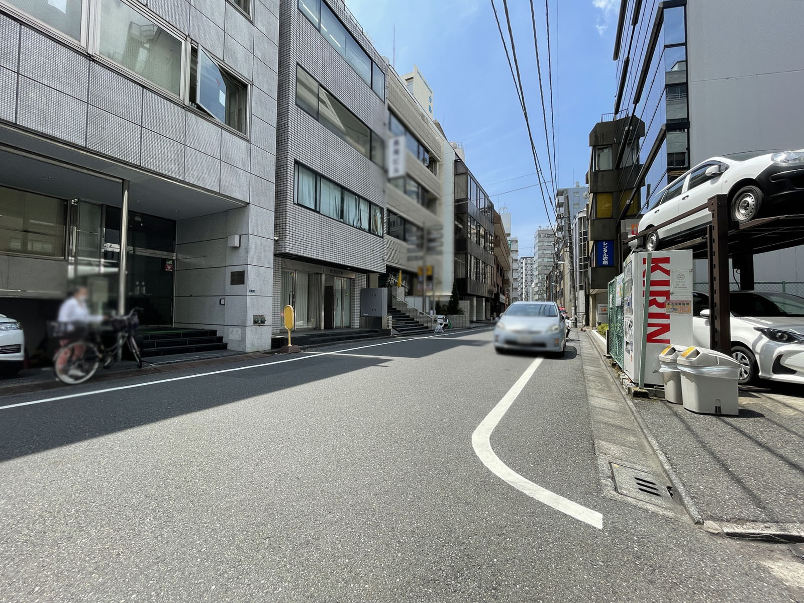 日本橋テイユービルの前面の通り