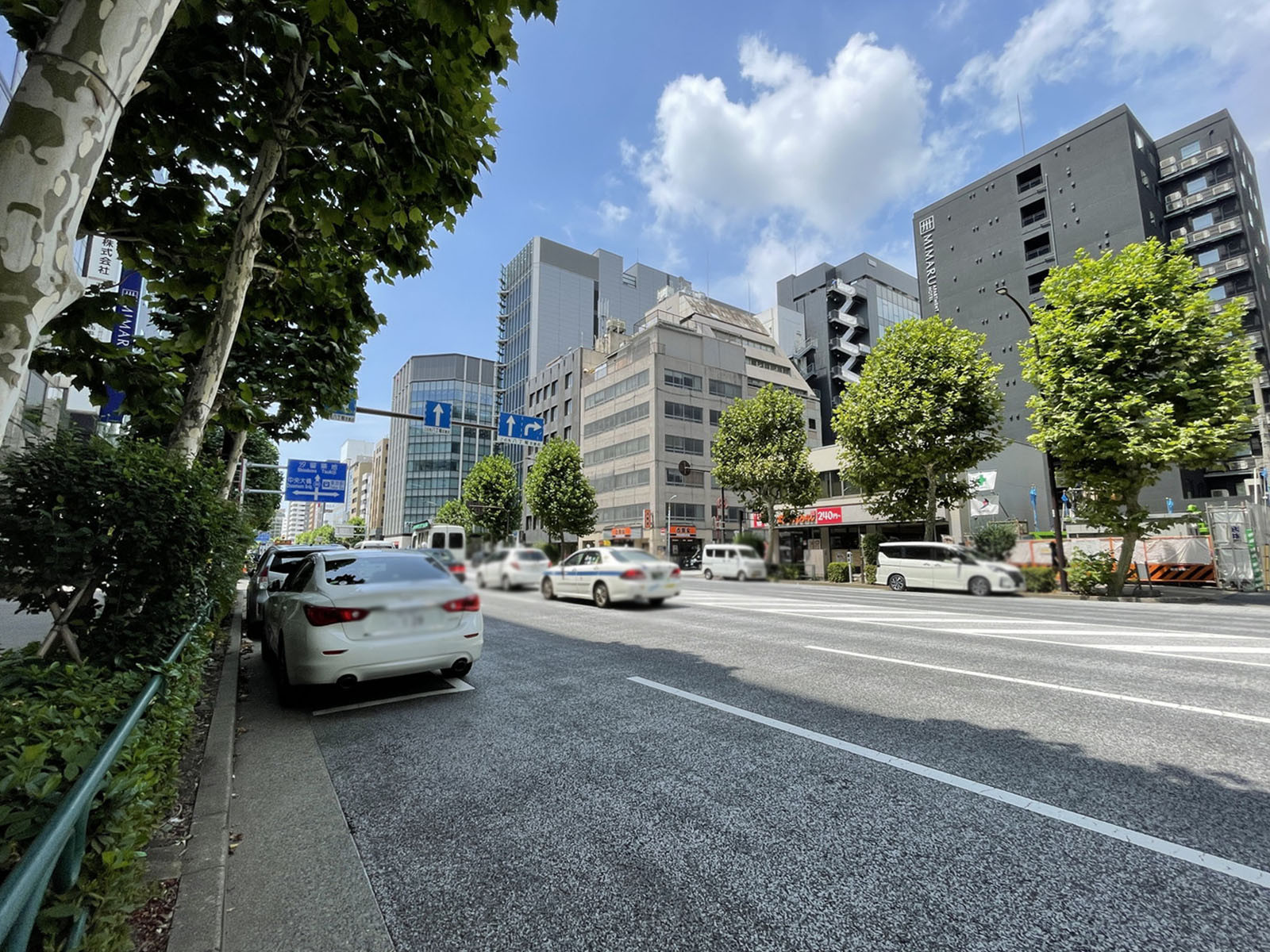 茅場町ブロードスクエア前面の通り