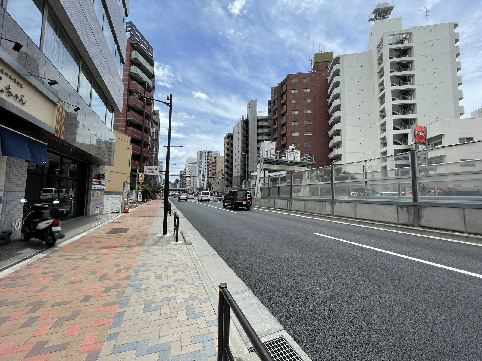 RKビル前面の山手通り