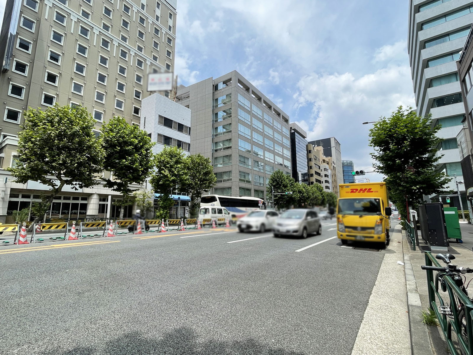 深山ビルの前面道路