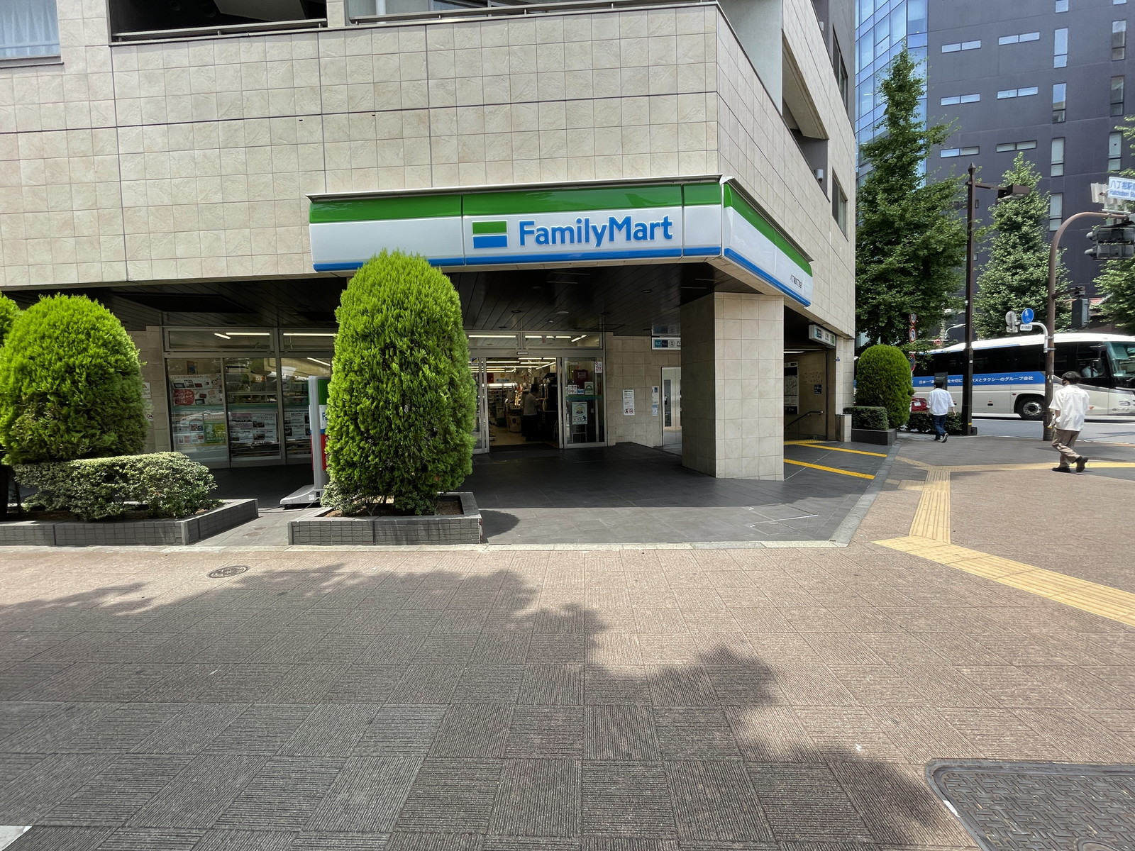 徒歩3分のファミリーマート八丁掘四丁目店