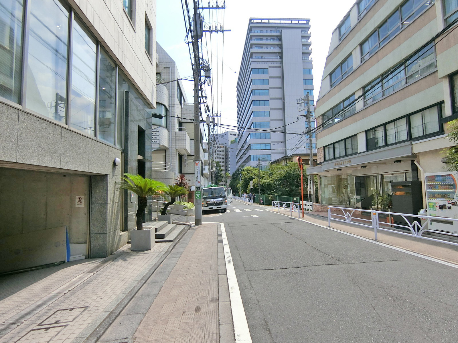 宮川ビル前面の通り