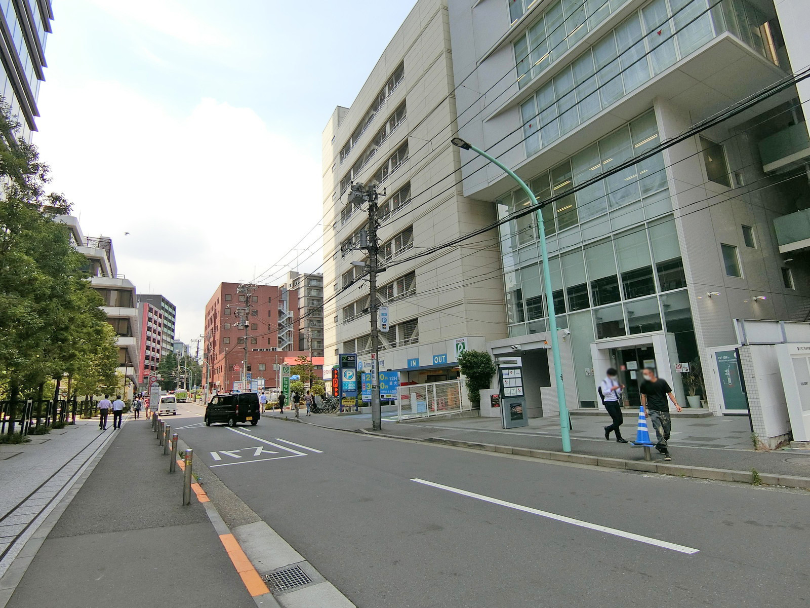 周辺はオフィスや店舗が多いエリア