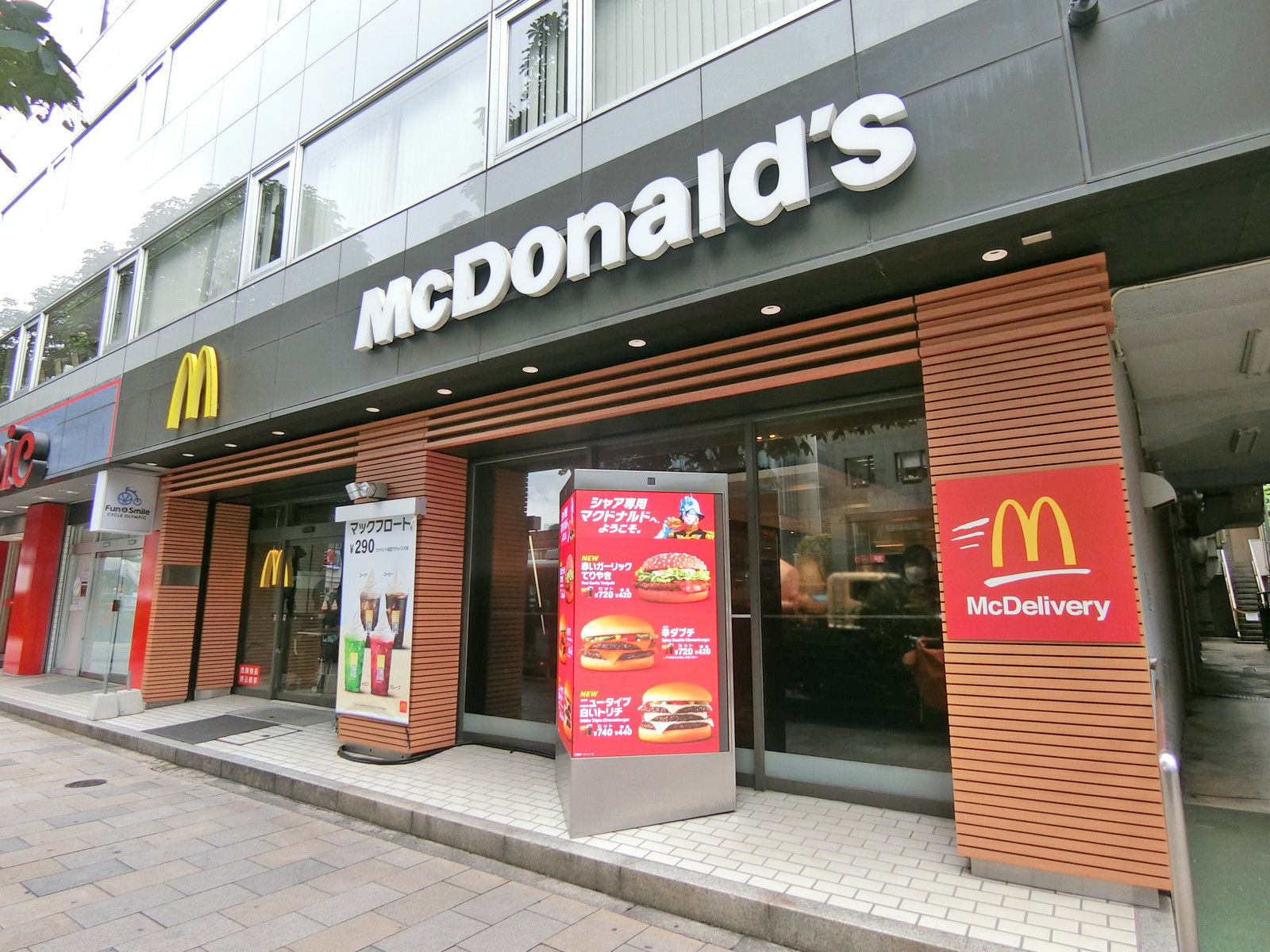 徒歩2分のマクドナルド青山店