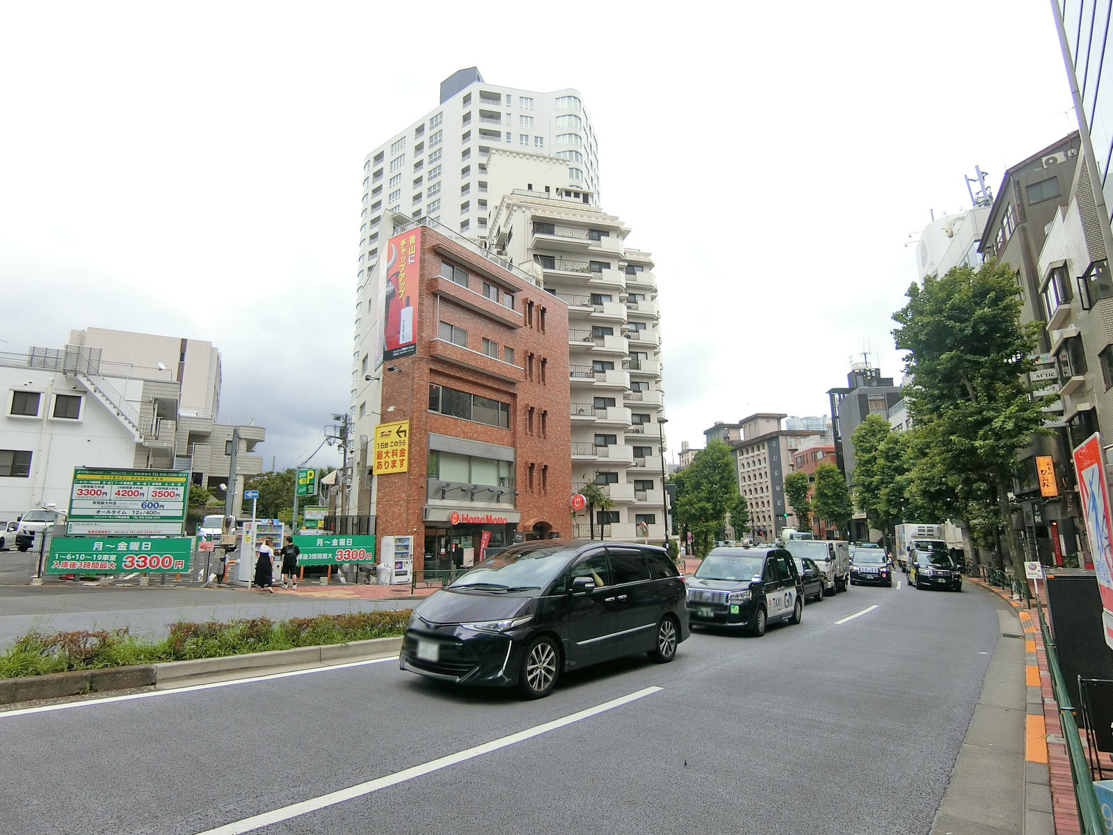 外苑西通り沿いに立地