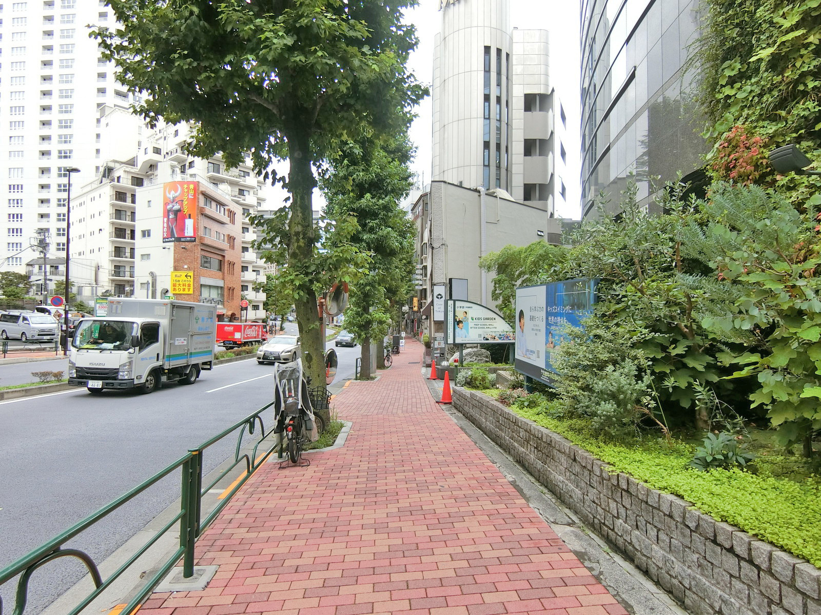 青山コンパルビル前面の通り