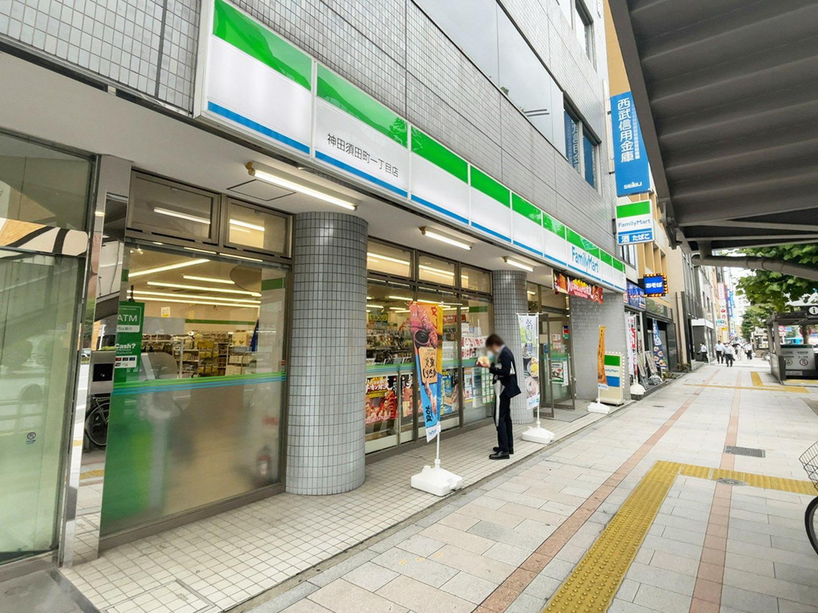 徒歩2分のファミリーマート