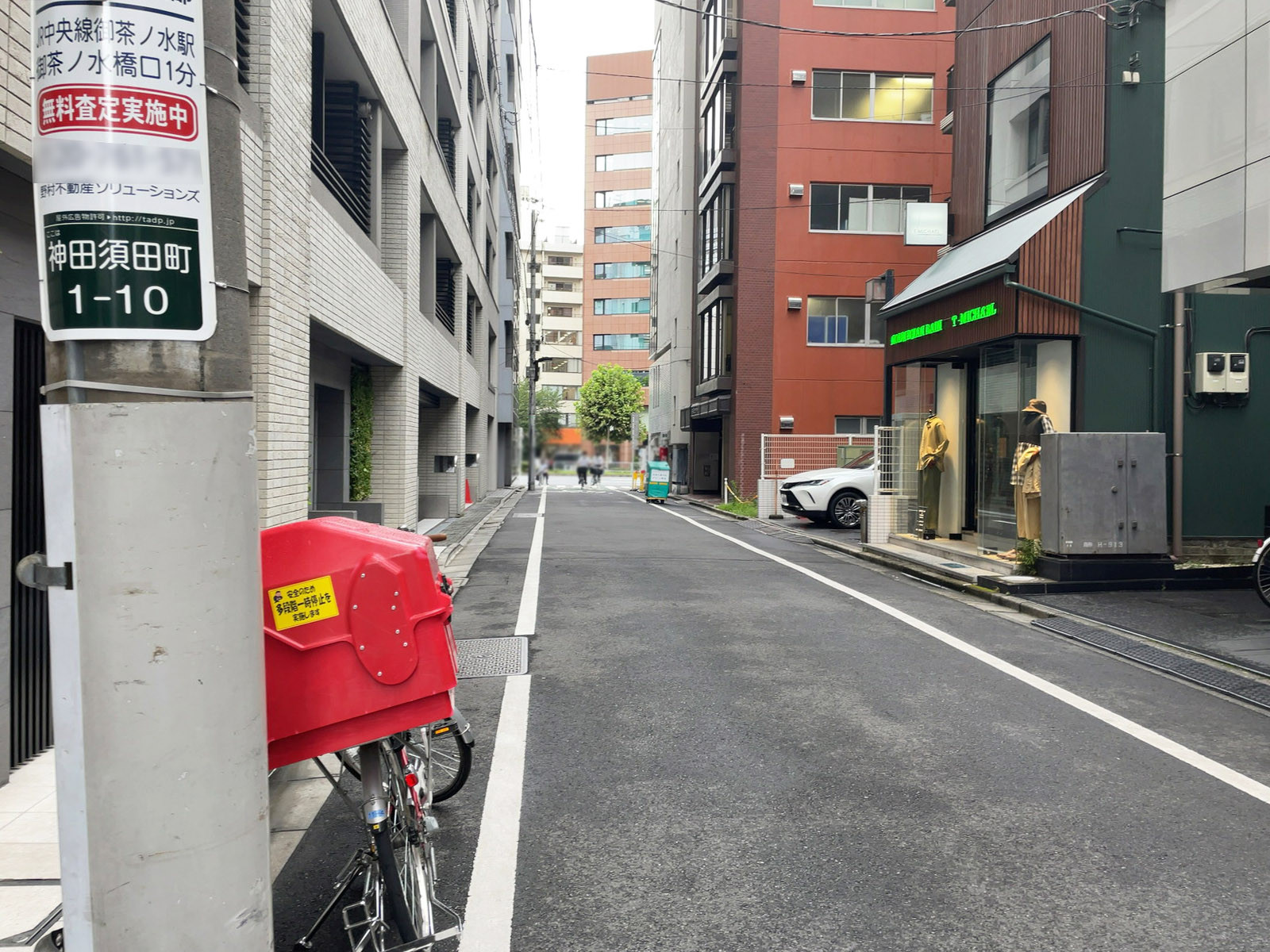 マルコビル前面の通り