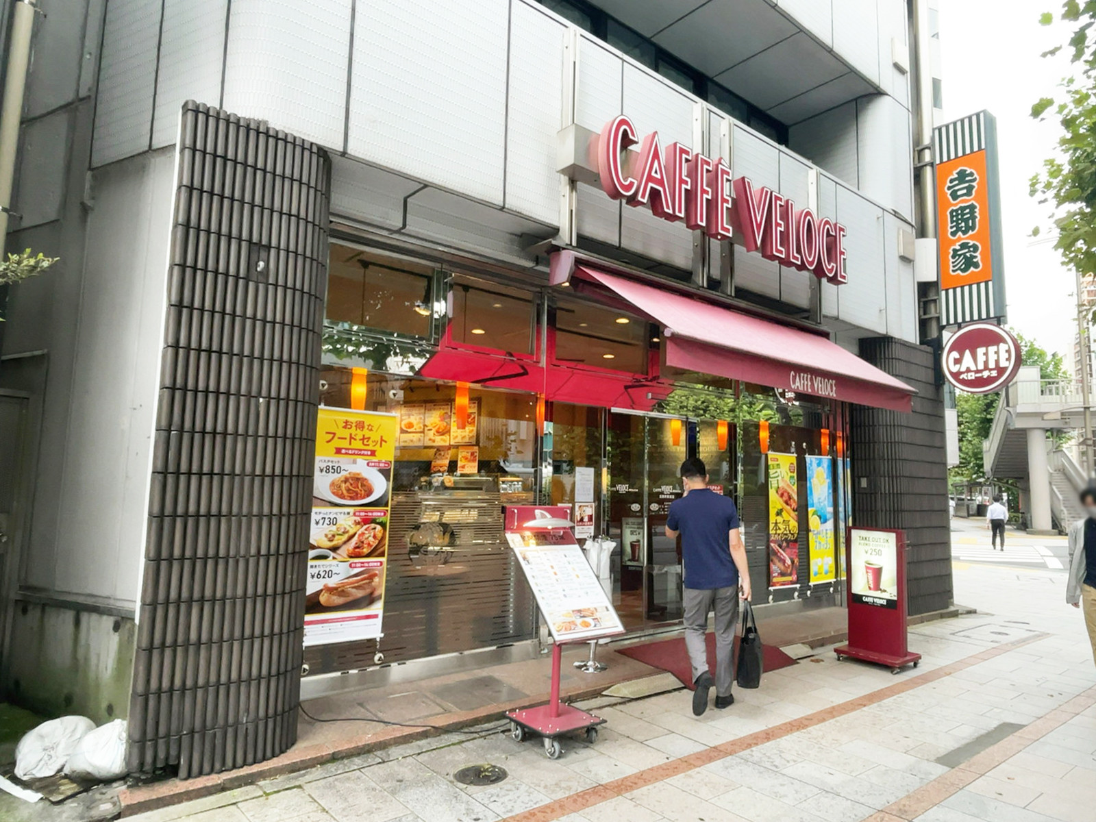 至近のカフェ・ベローチェ