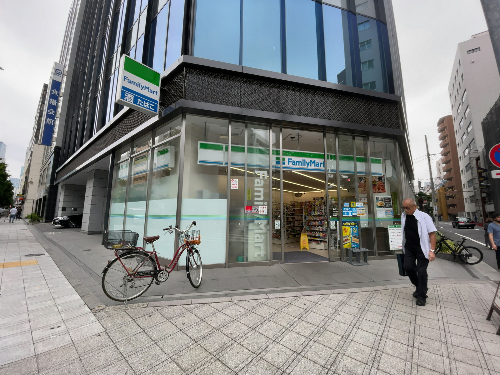 徒歩2分のファミリーマート 小伝馬町鞍掛橋店