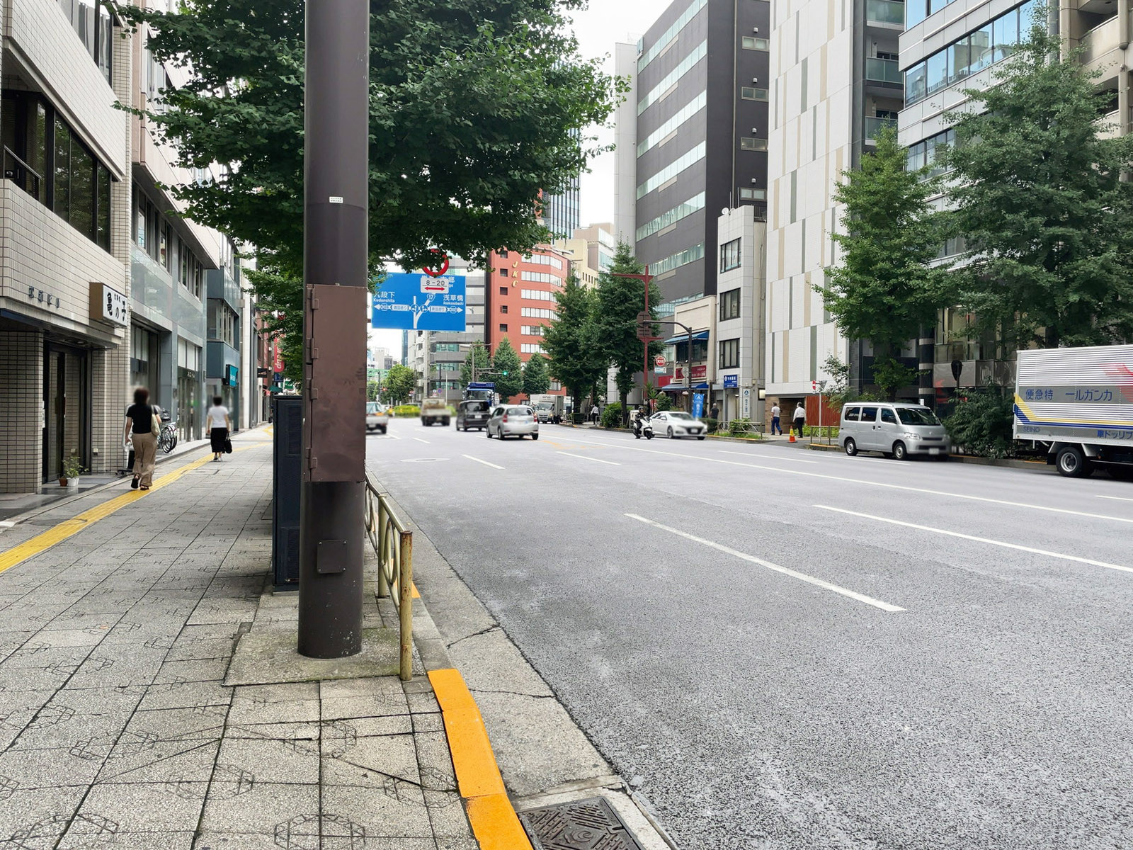 丸善ビル前面の中央通り