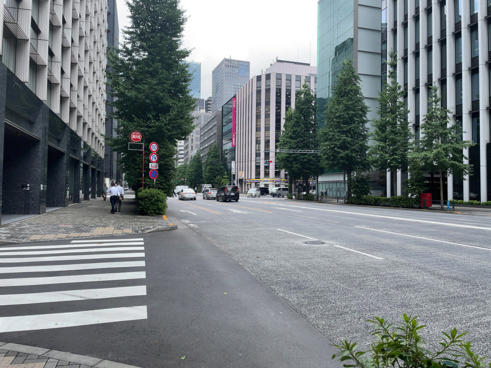錦町ビルディング前面の本郷通り