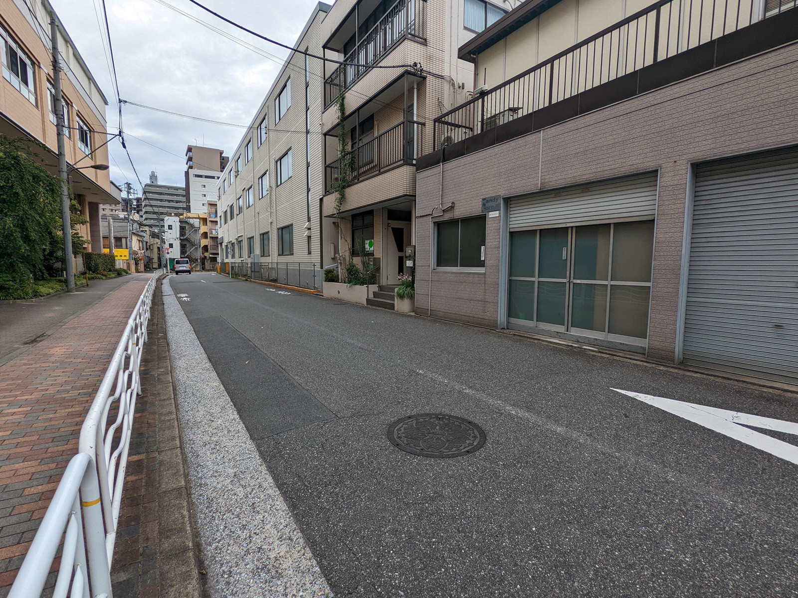 オフィスビル前面の通り