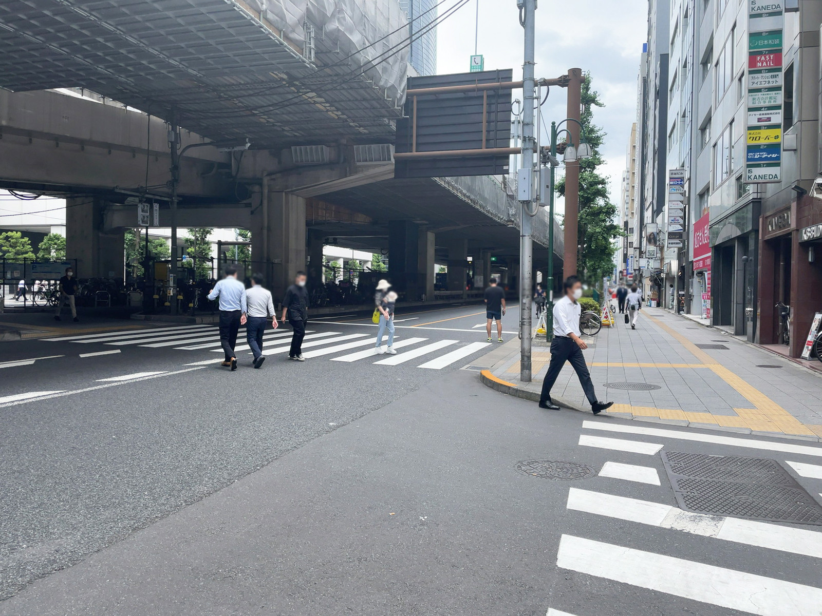 日本生命上野ビル前面の昭和通り