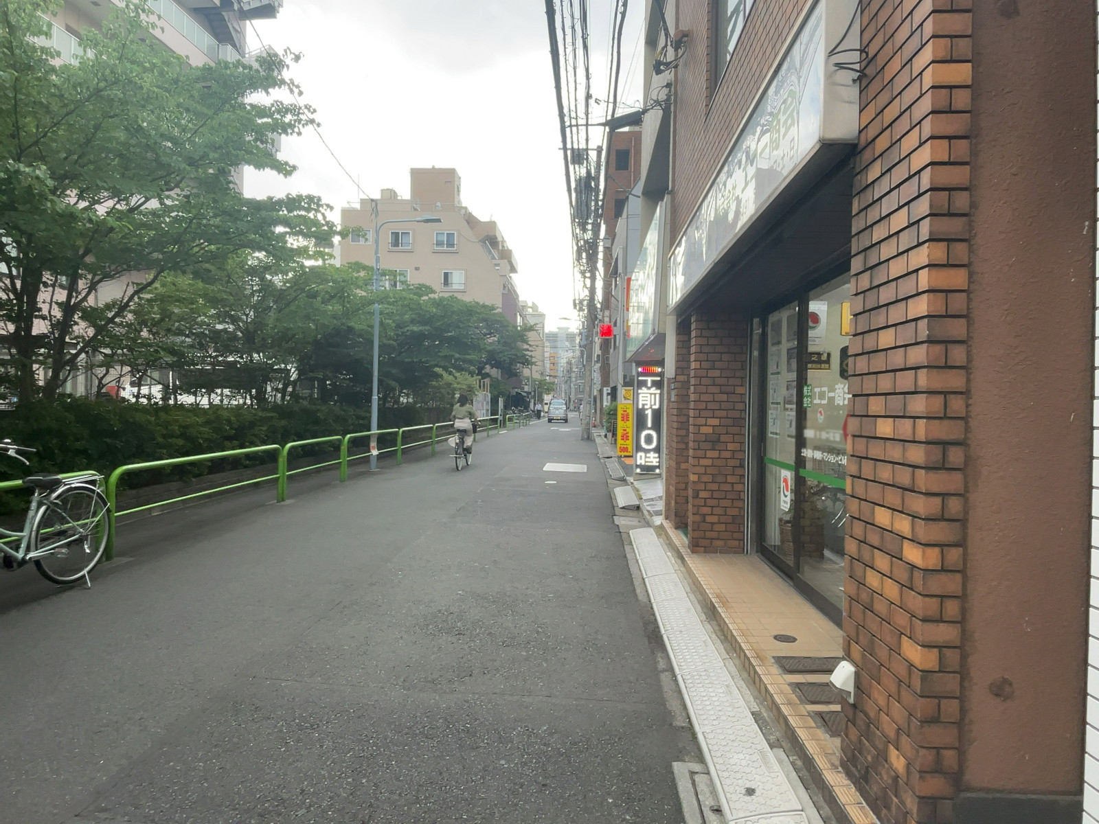 ラスタビル前面の通り