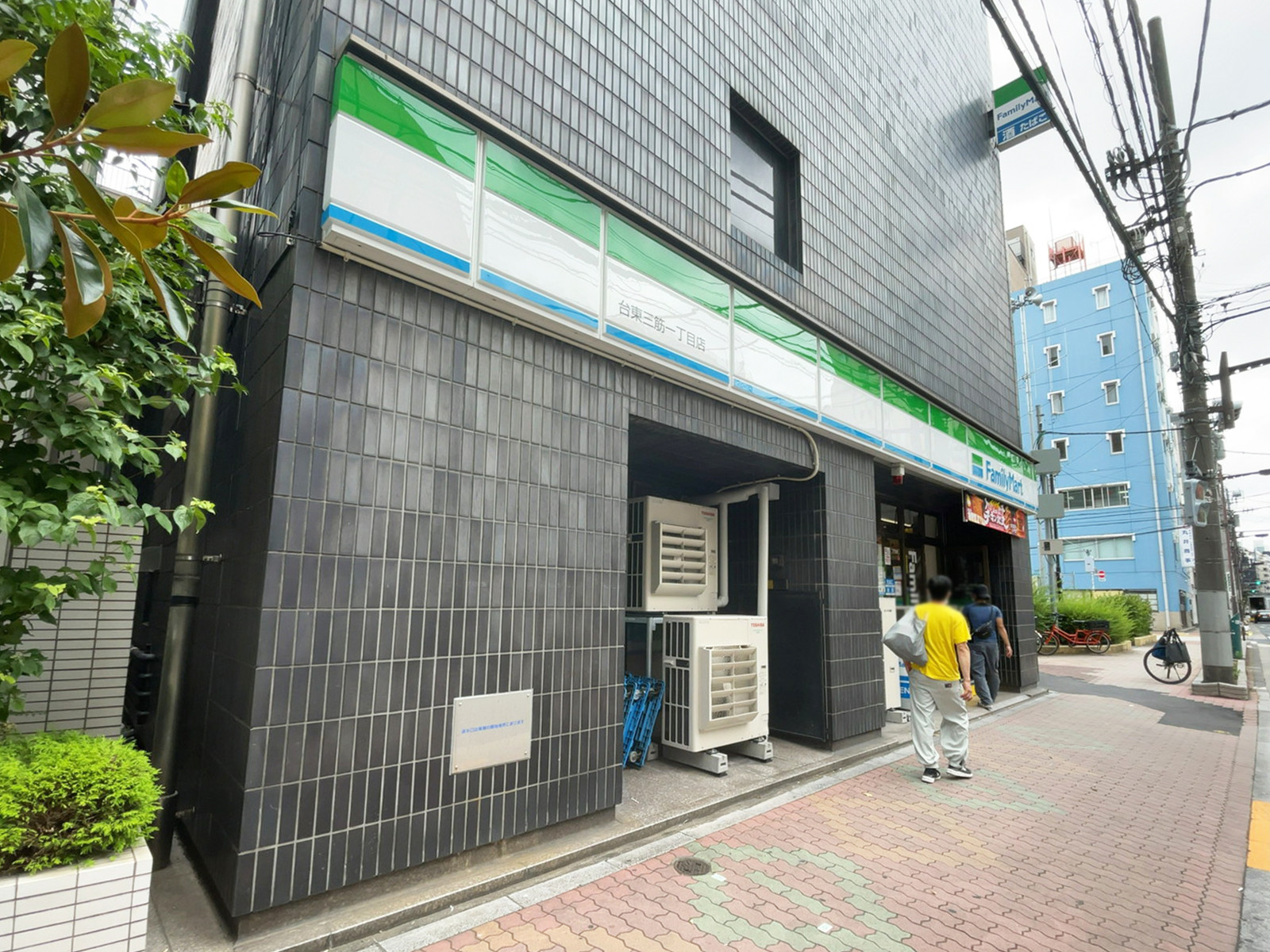 徒歩2分のファミリーマート