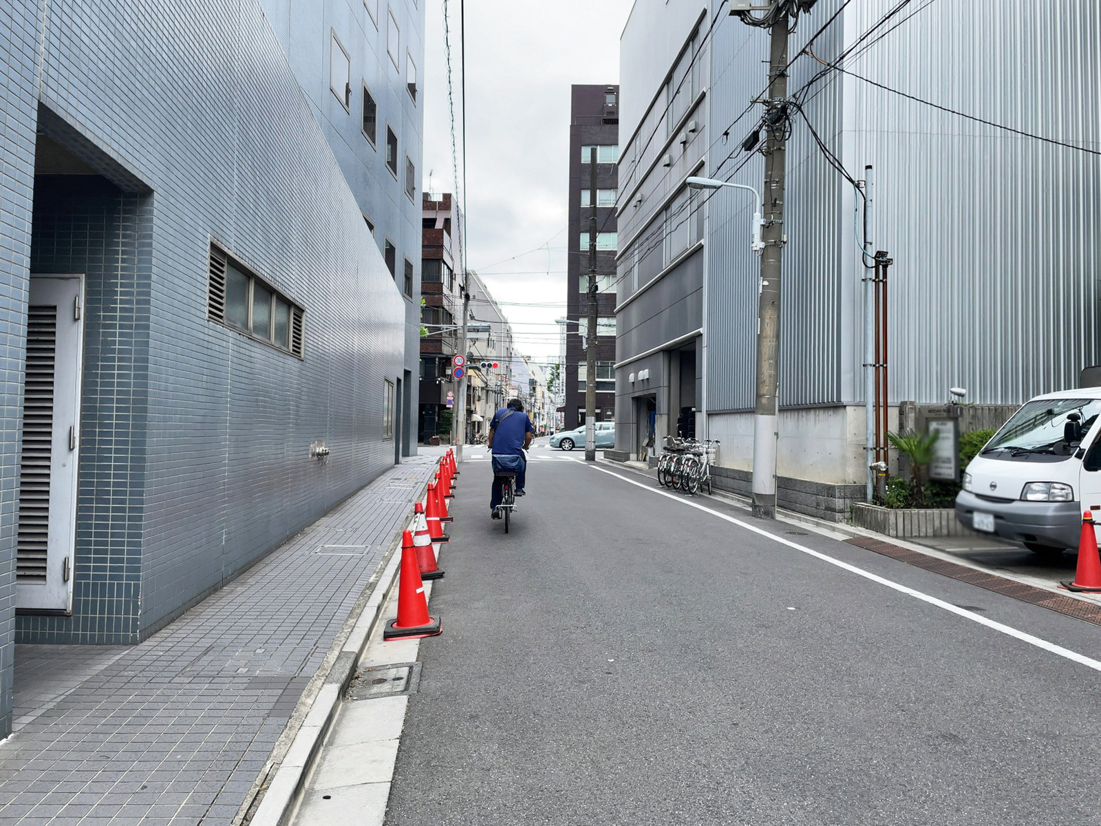 モダンビル前面の通り