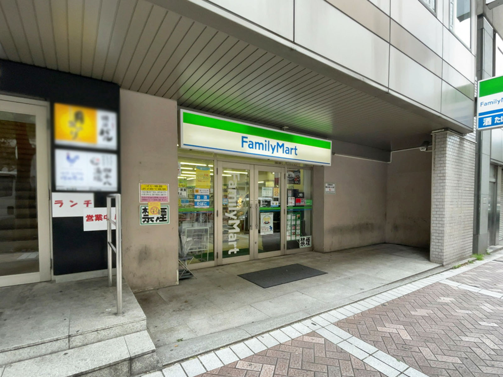 徒歩2分のファミリーマート エキニア横浜店