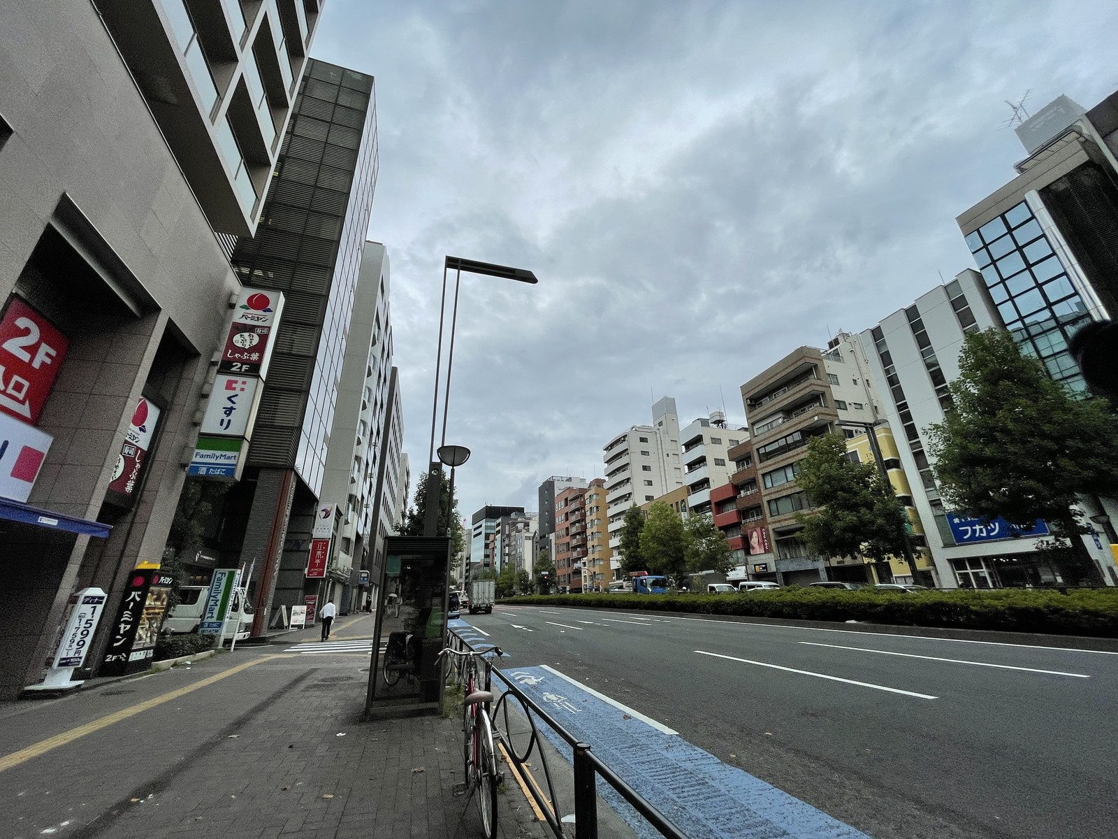 第22相信ビル前面の新宿通り