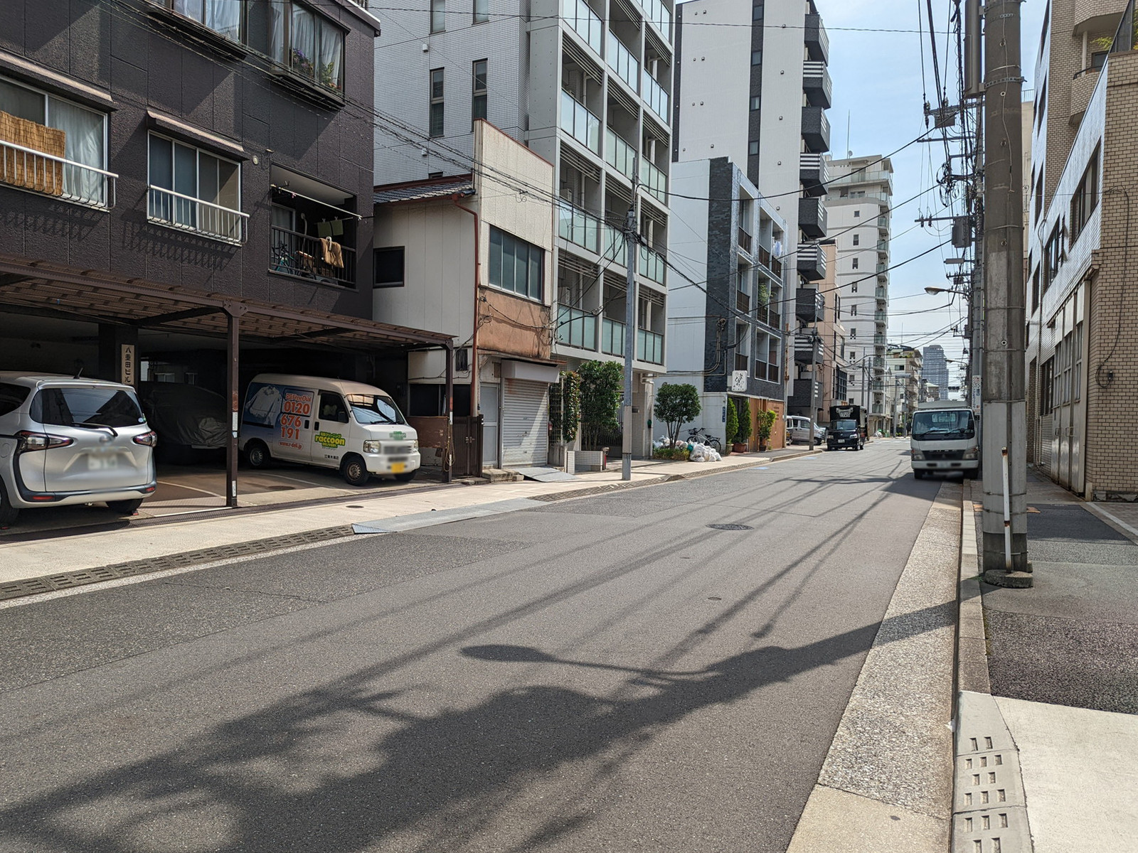 オフィスビル前面の通り