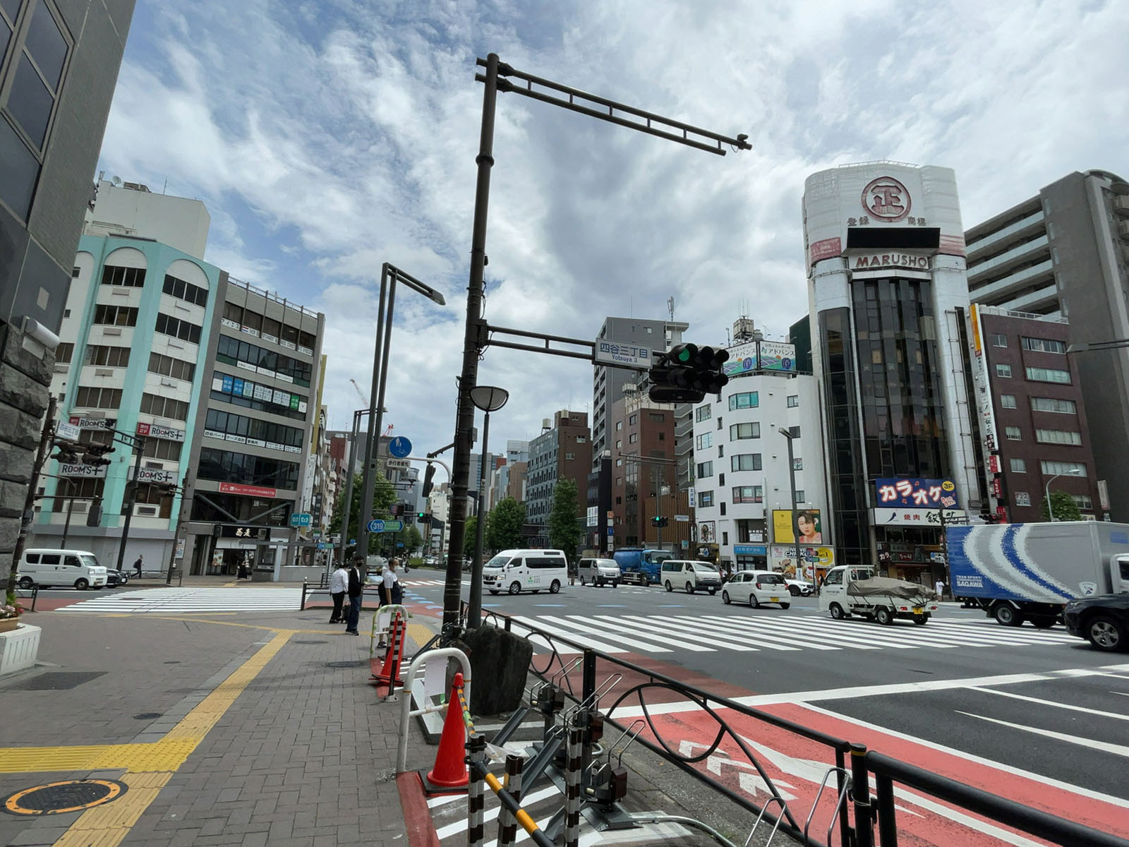 フロンティア四谷ビル前面の新宿通り