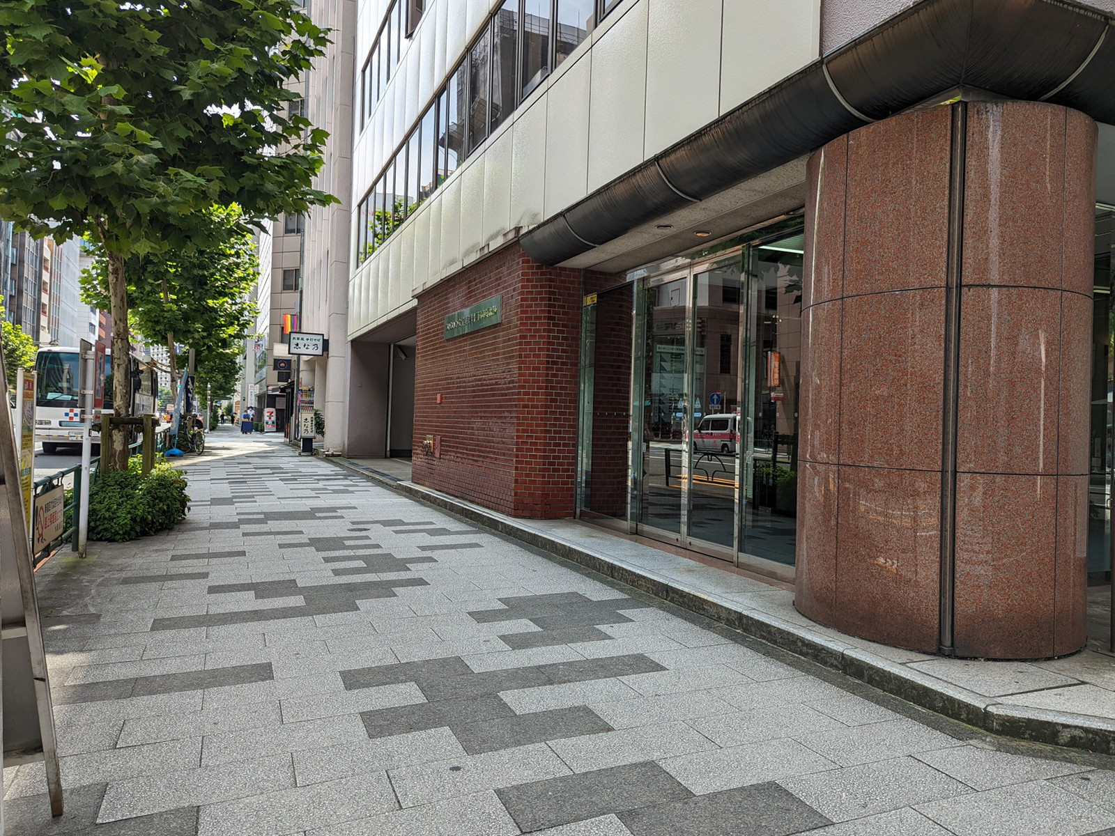 オフィスビル前面の通り