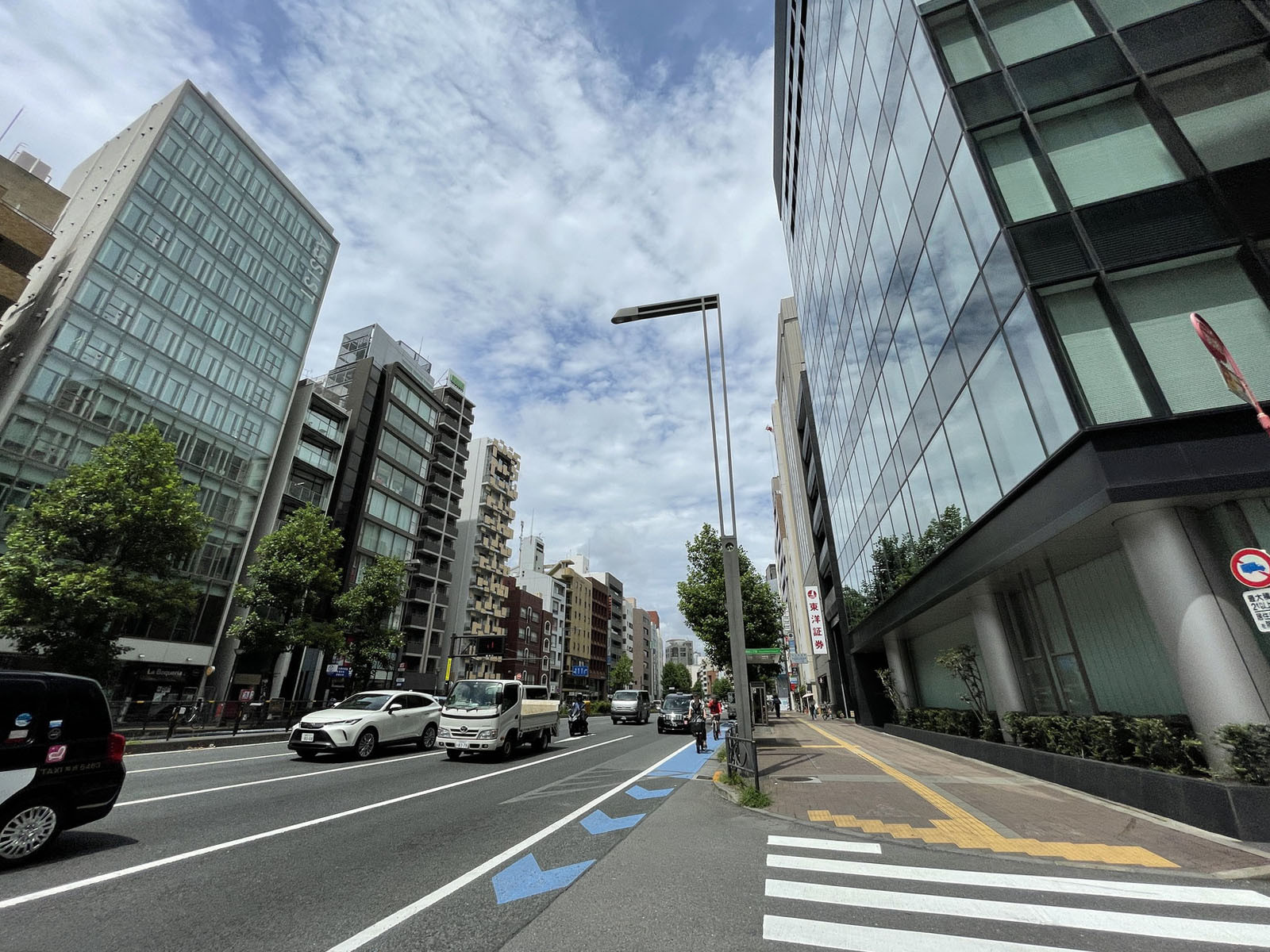 付近の新宿通り