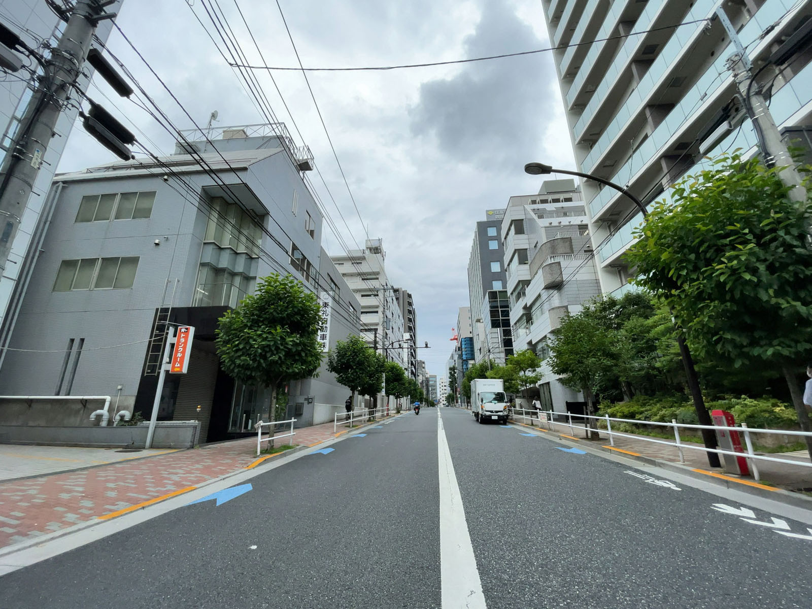 Fビル前面の通り