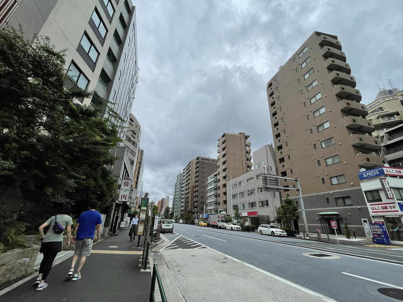 ソフィアM前面の靖国通り