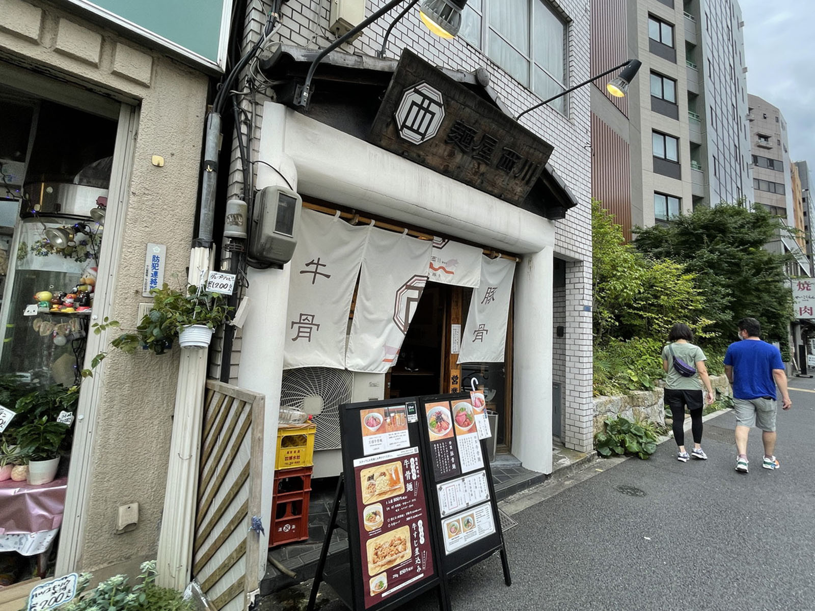 周辺には飲食店が点在