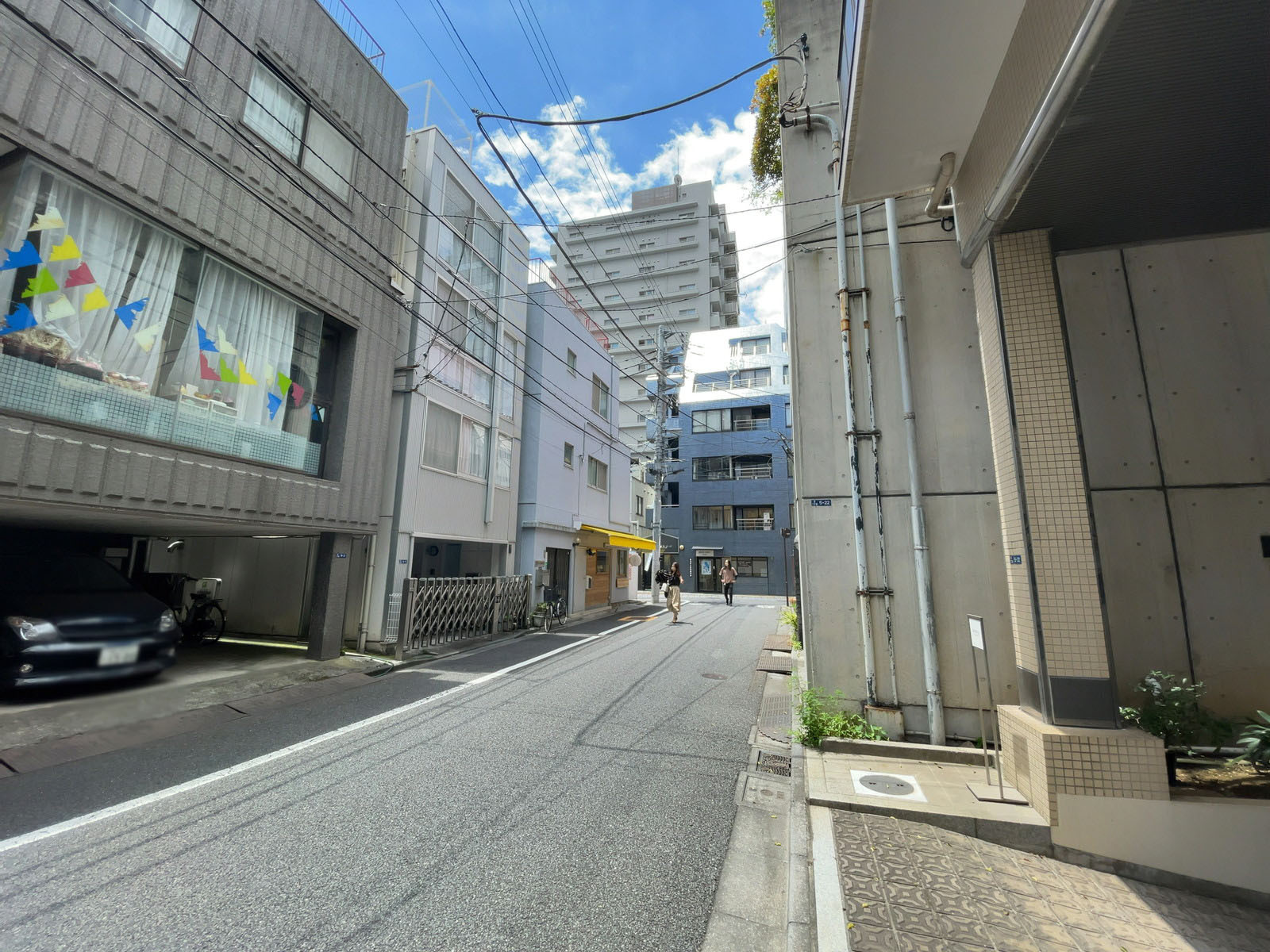 坂詰ビル前面の通り