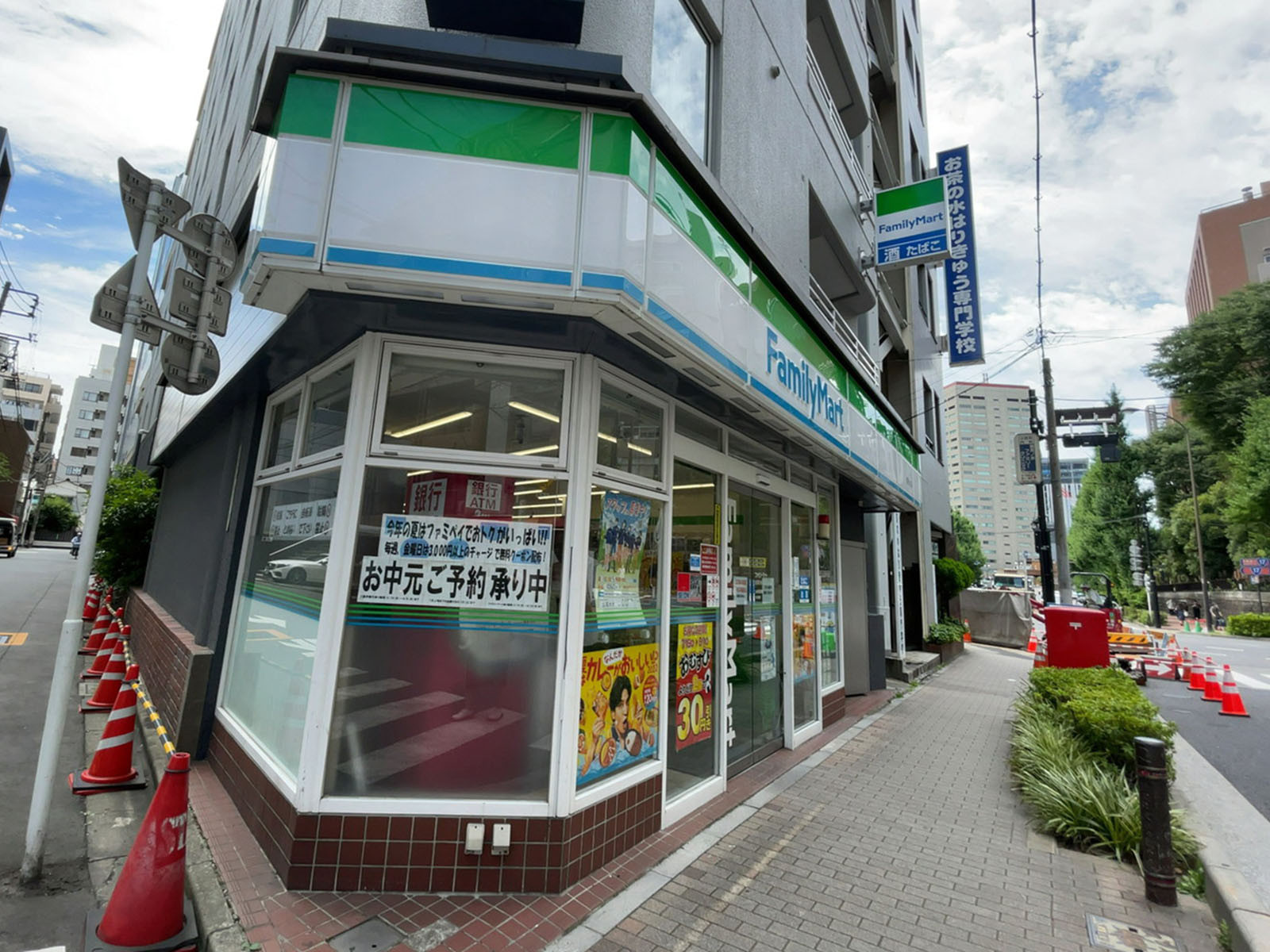 徒歩1分のファミリーマート