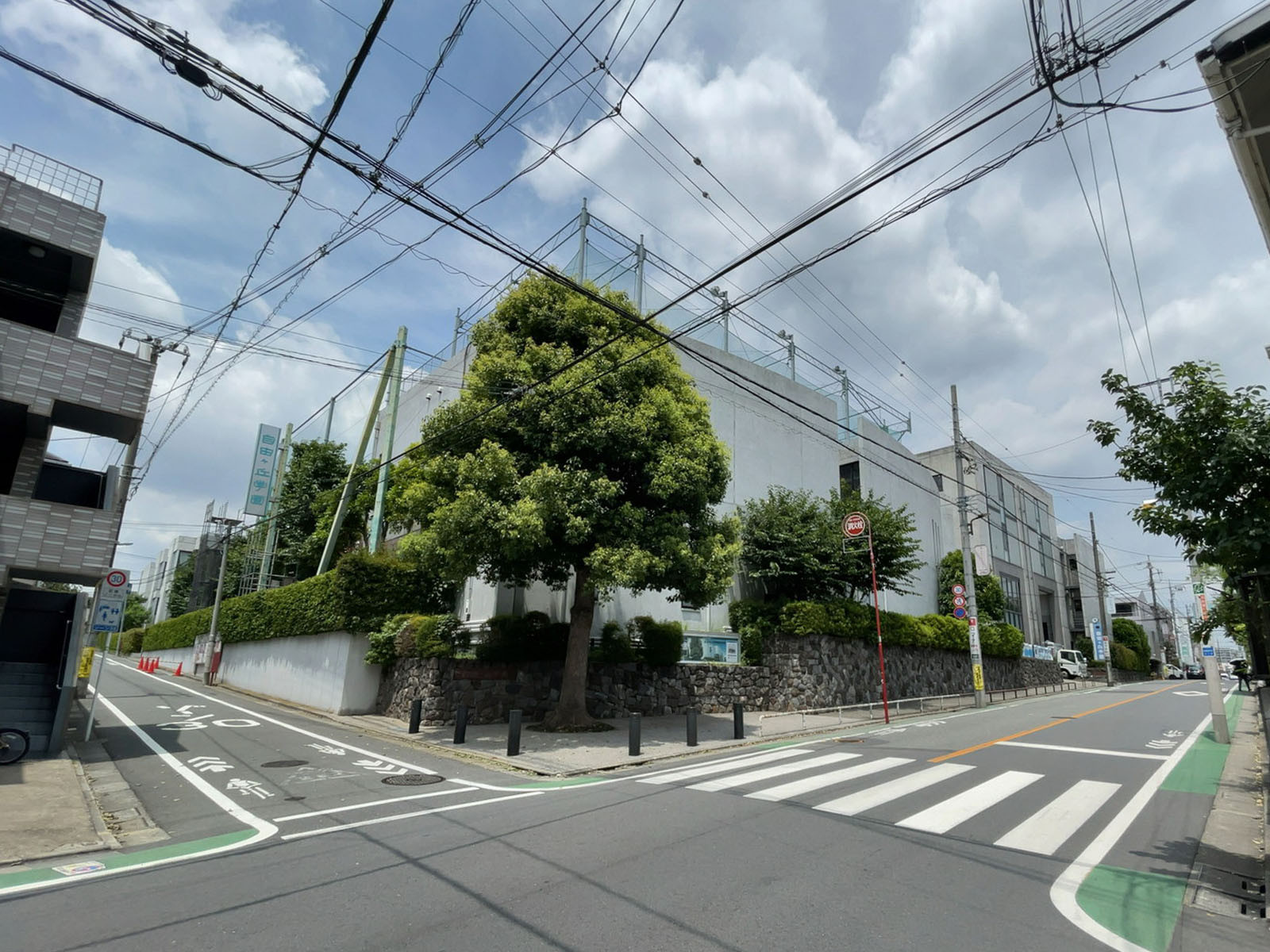 付近の自由ヶ丘学園高等学校