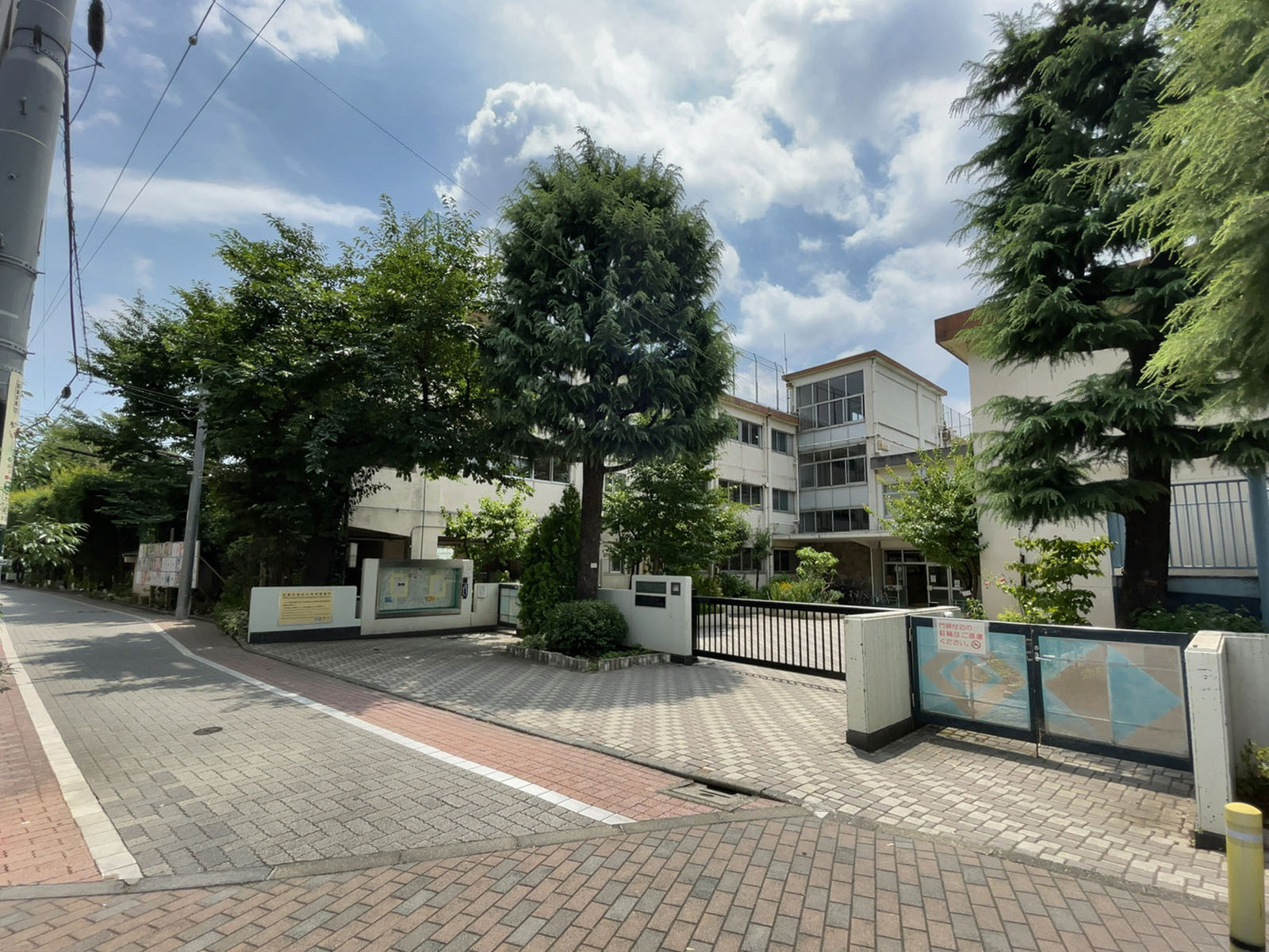 近くの目黒区立大岡山小学校