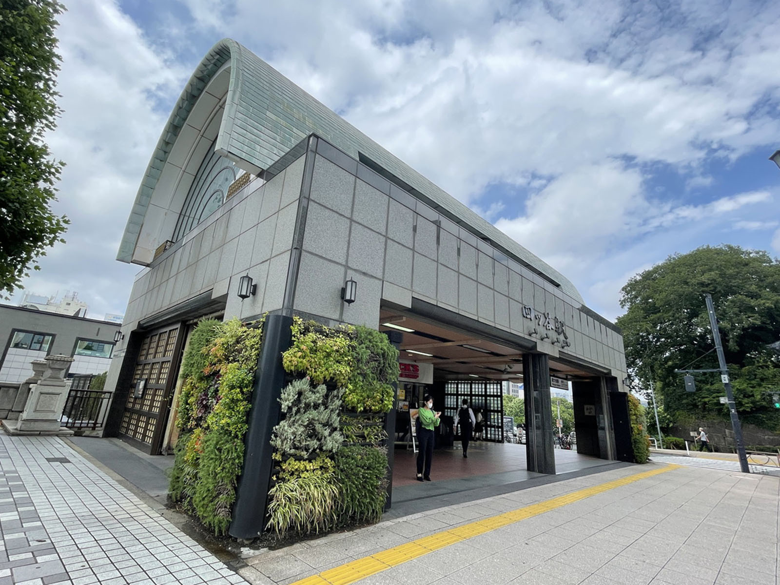 最寄りの「四ツ谷駅」