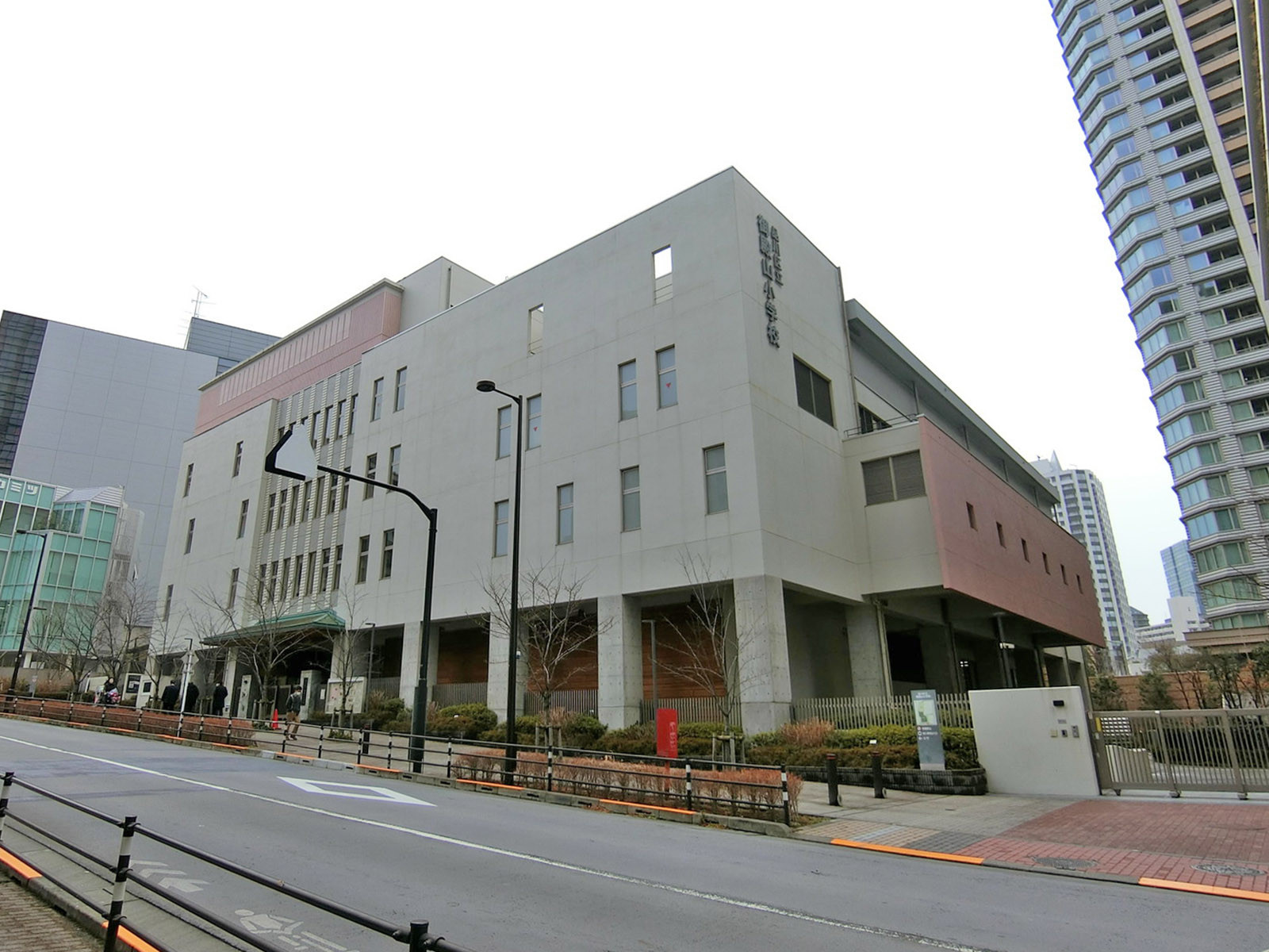 近くの品川区立御殿山小学校