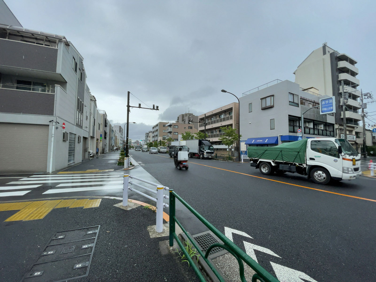 前面の東邦医大通り