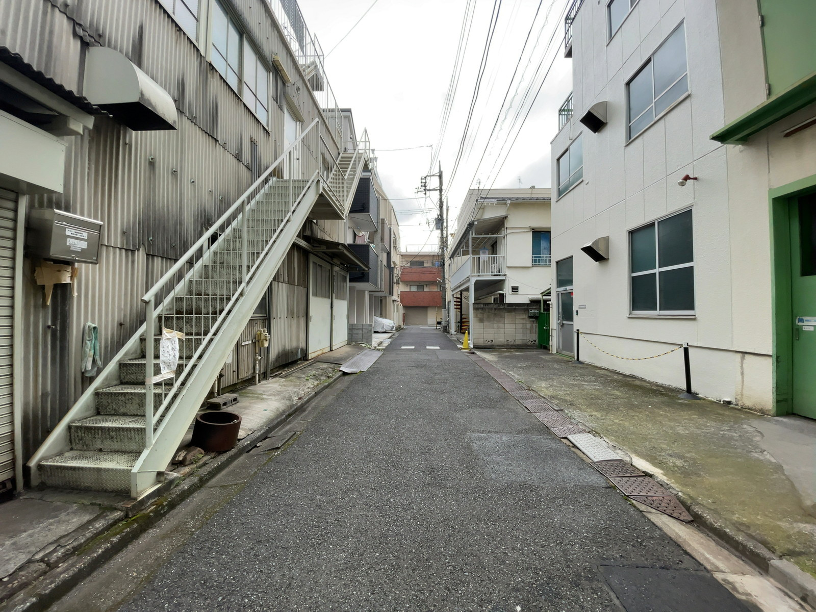 成美ビル前面の通り