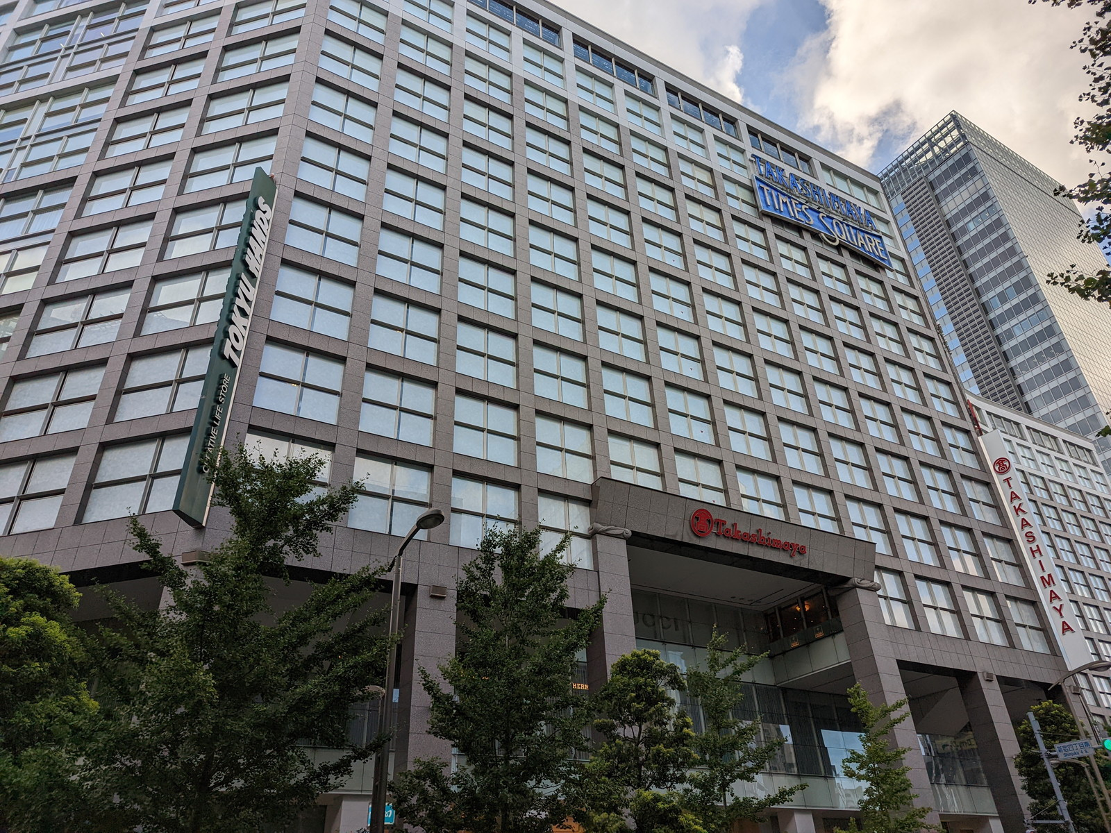 付近の高島屋新宿店