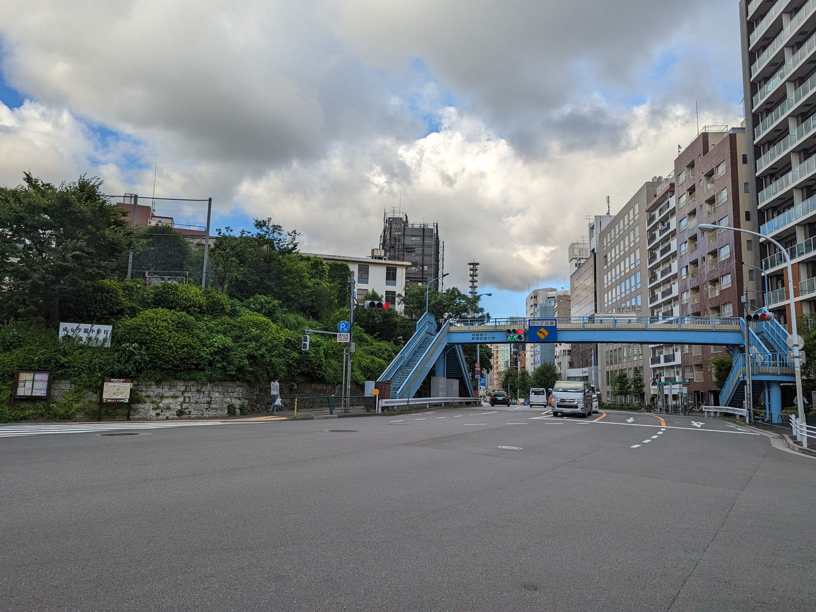 新宿富久プラザ前面の靖国通り
