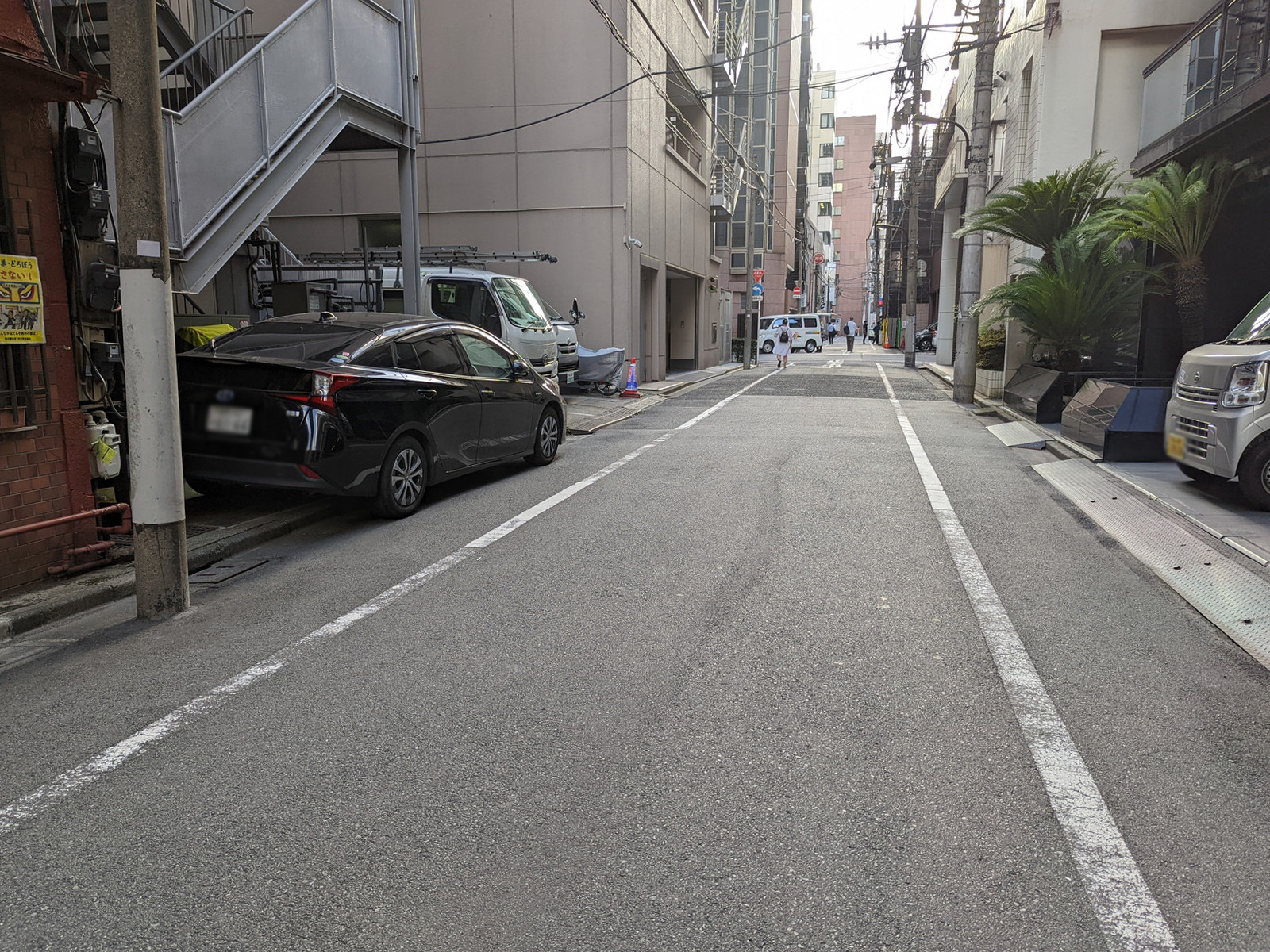 オフィスビル前面の通り