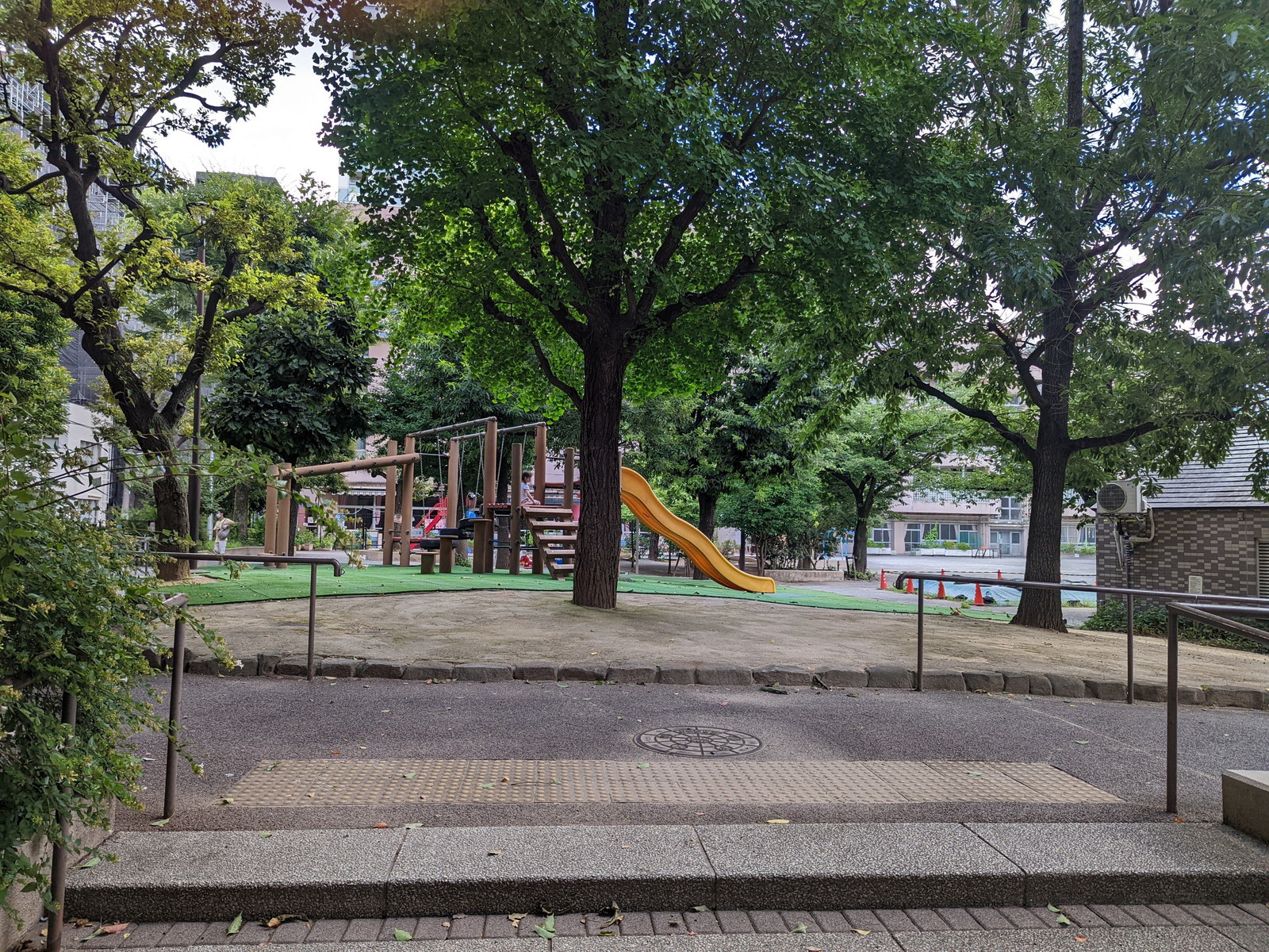 徒歩1分の新宿区立花園公園
