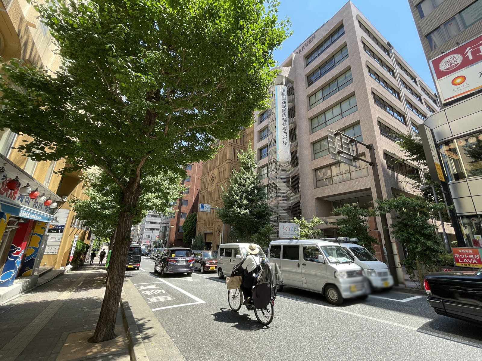柳屋ビル前面の通り