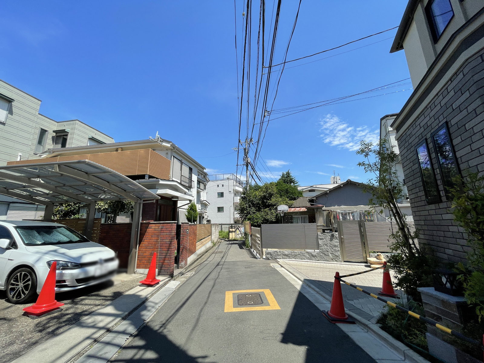 周辺は閑静な住宅街