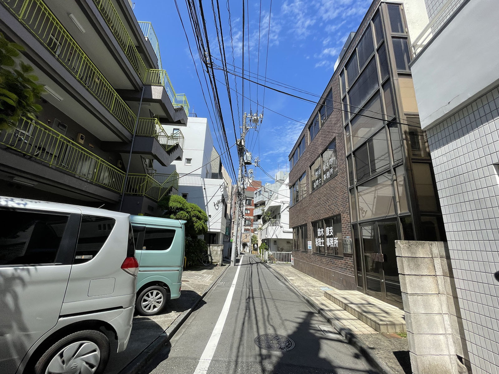 晃栄ビル前面の通り
