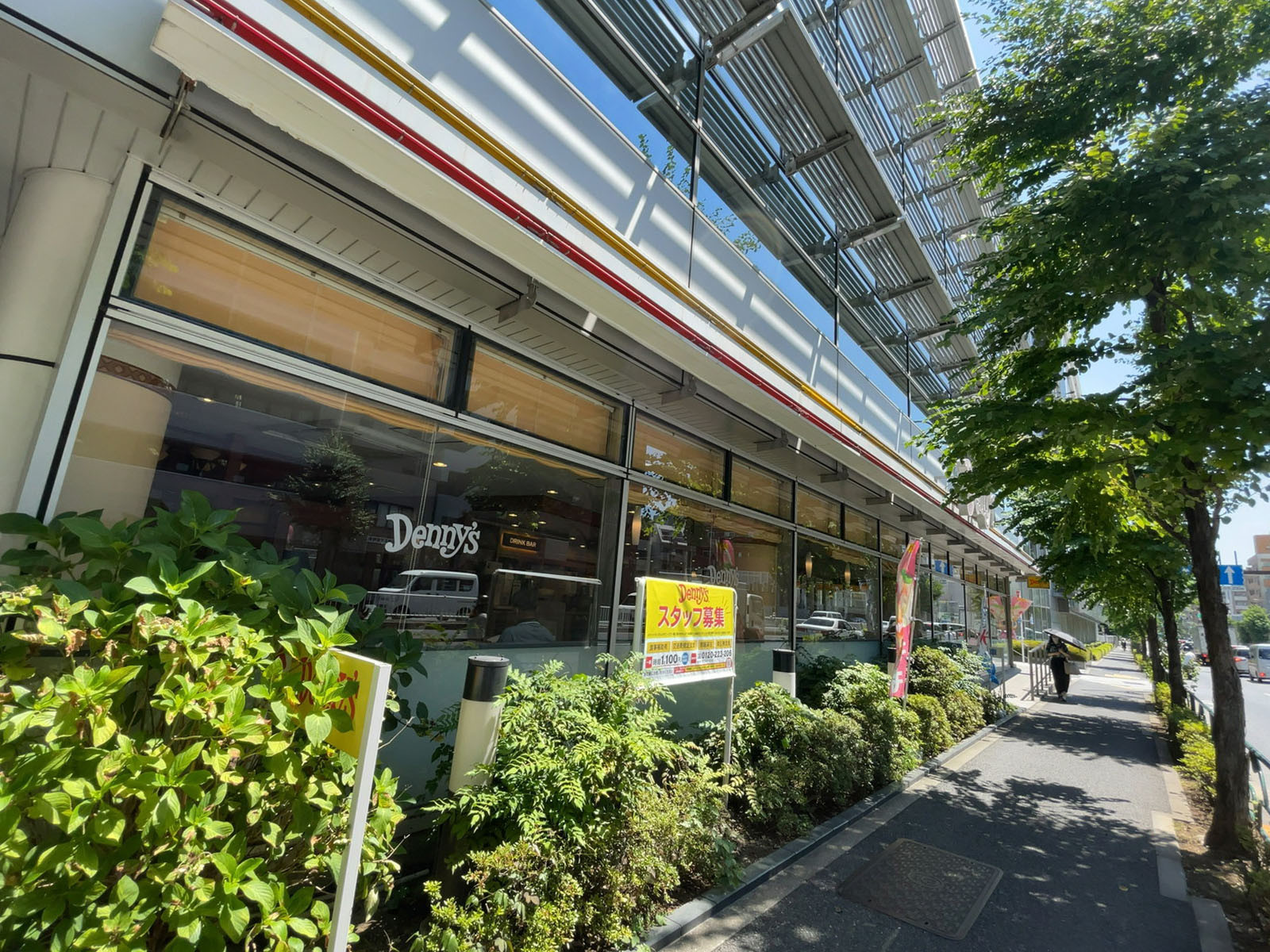 向かいの通りのデニーズ 高田馬場店