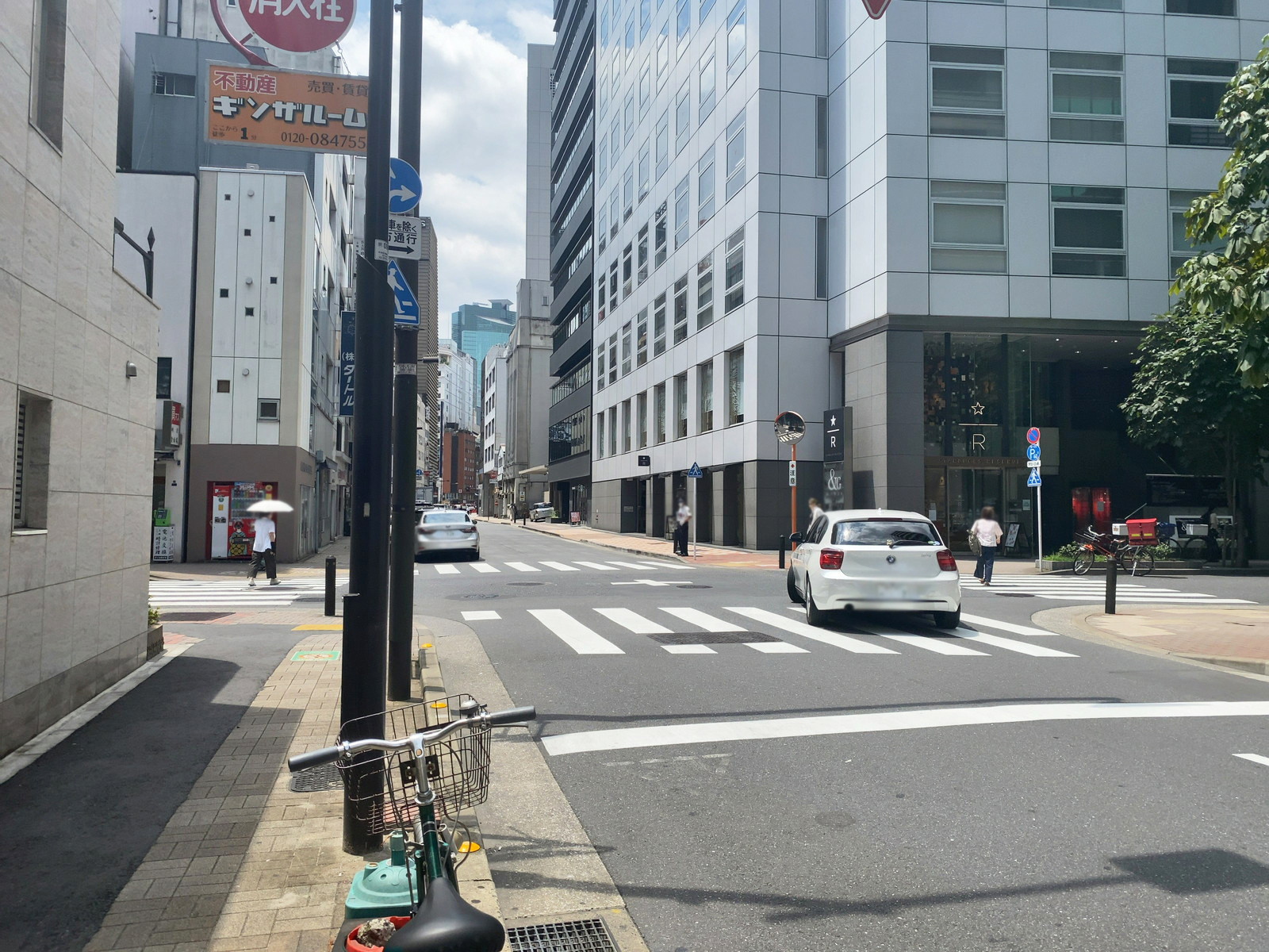 木挽館銀座ビル前面の銀座三原通り