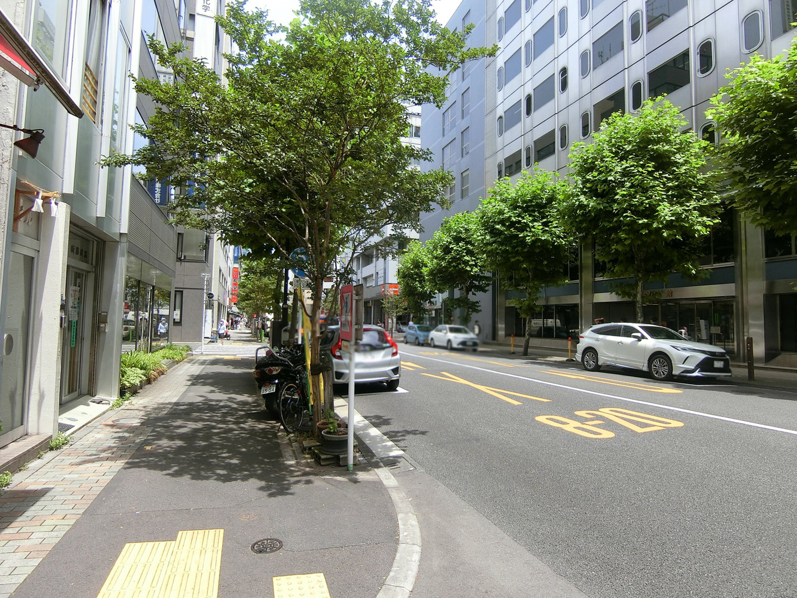 茅場町ビル前面の平成通り